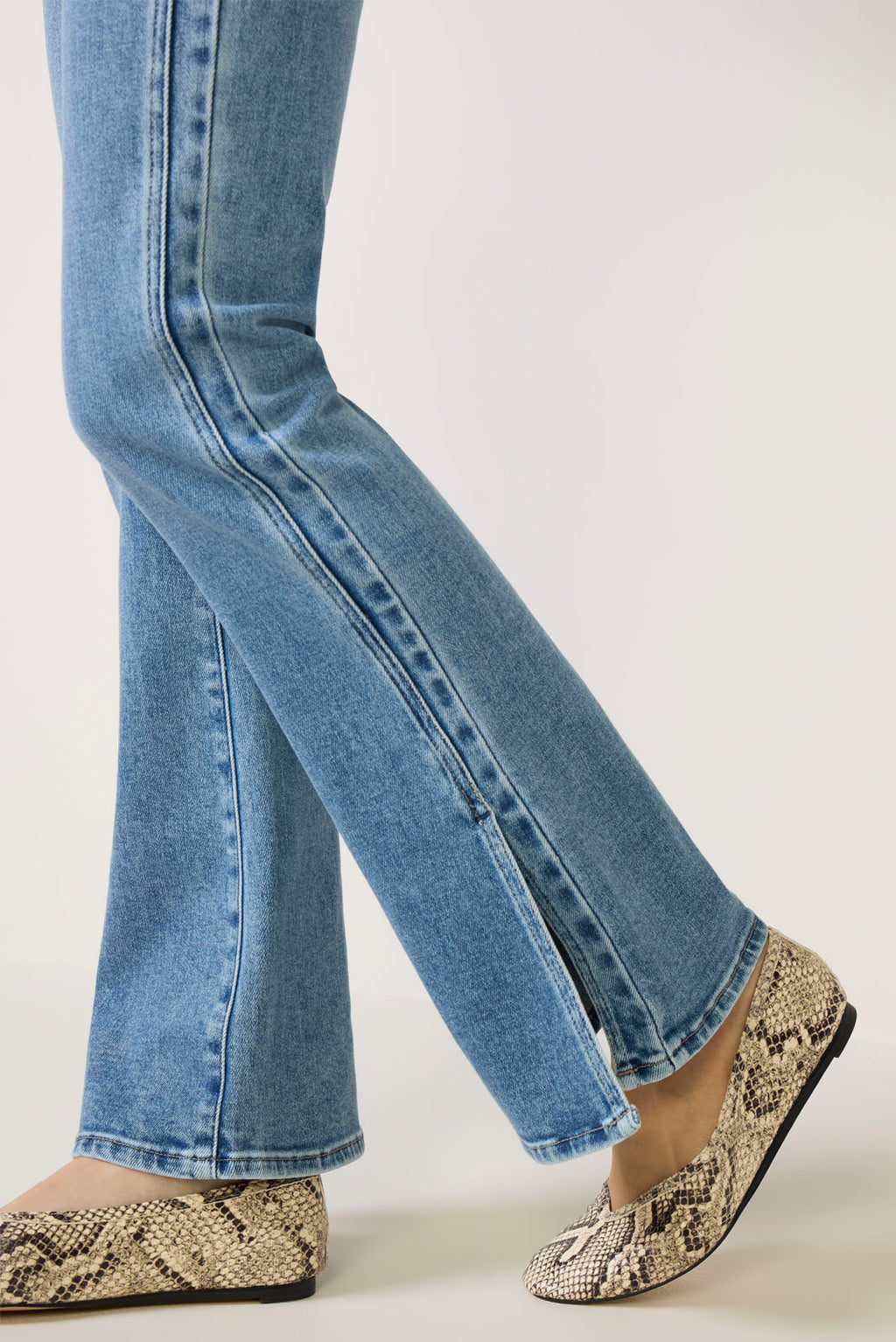 Women's Laurel Canyon 32' w/ Forward Panel Jeans