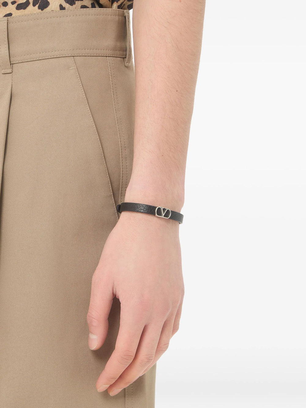 Valentino Garavani Men Vlogo Signature Grainy Leather Bracelet