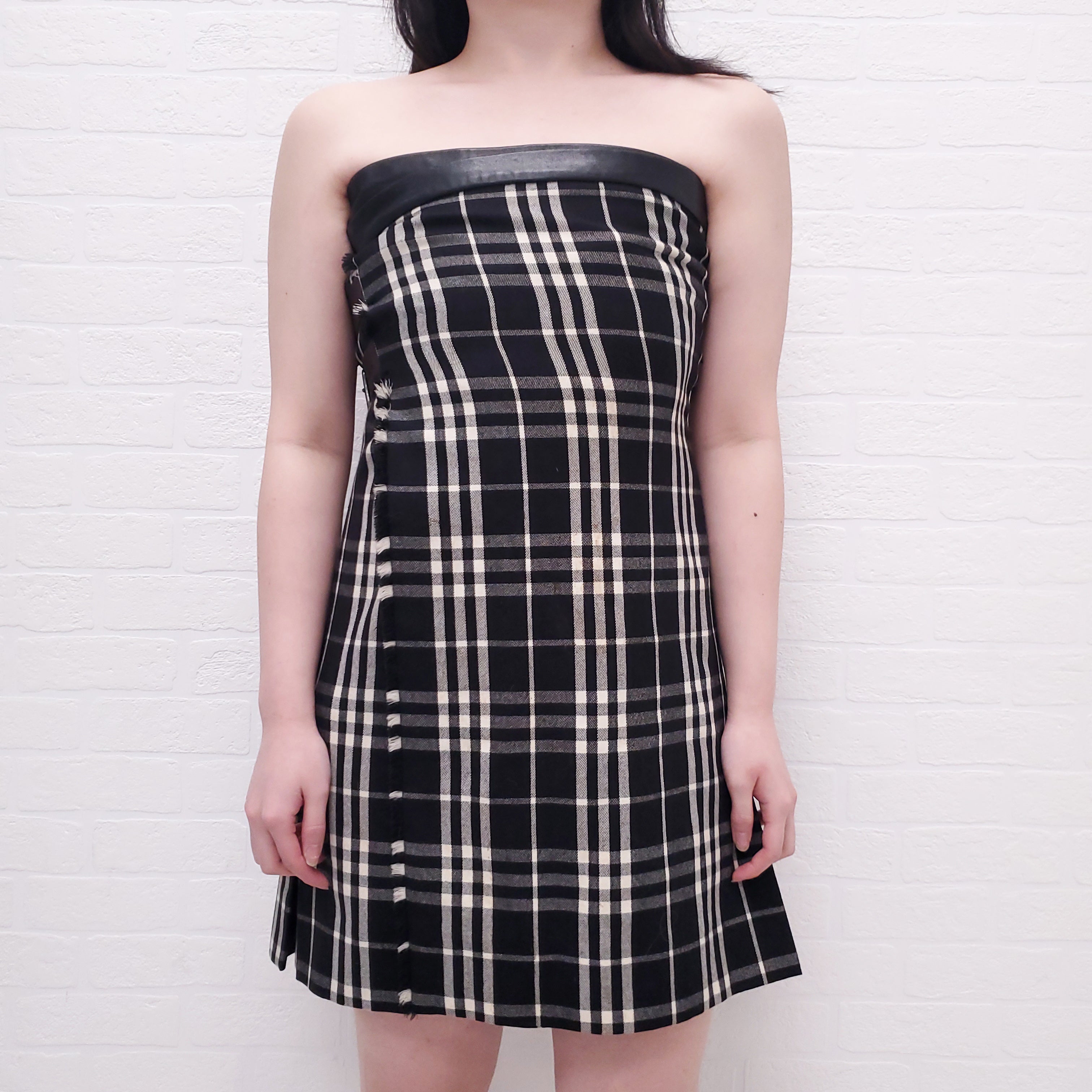 BURBERRY BLACK AND CREAM TARTAN STRAPLESS DRESS WITH MATCHING SHAWL - SIZE 8