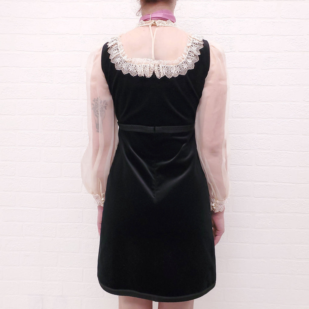 GUCCI BLACK VELVET DRESS WITH PINK BOW DETAIL - SIZE 40