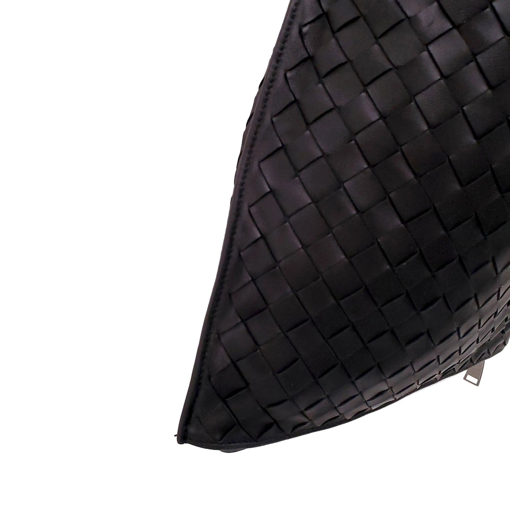 BOTTEGA VENETA BLACK WOVEN WRISTLET BAG
