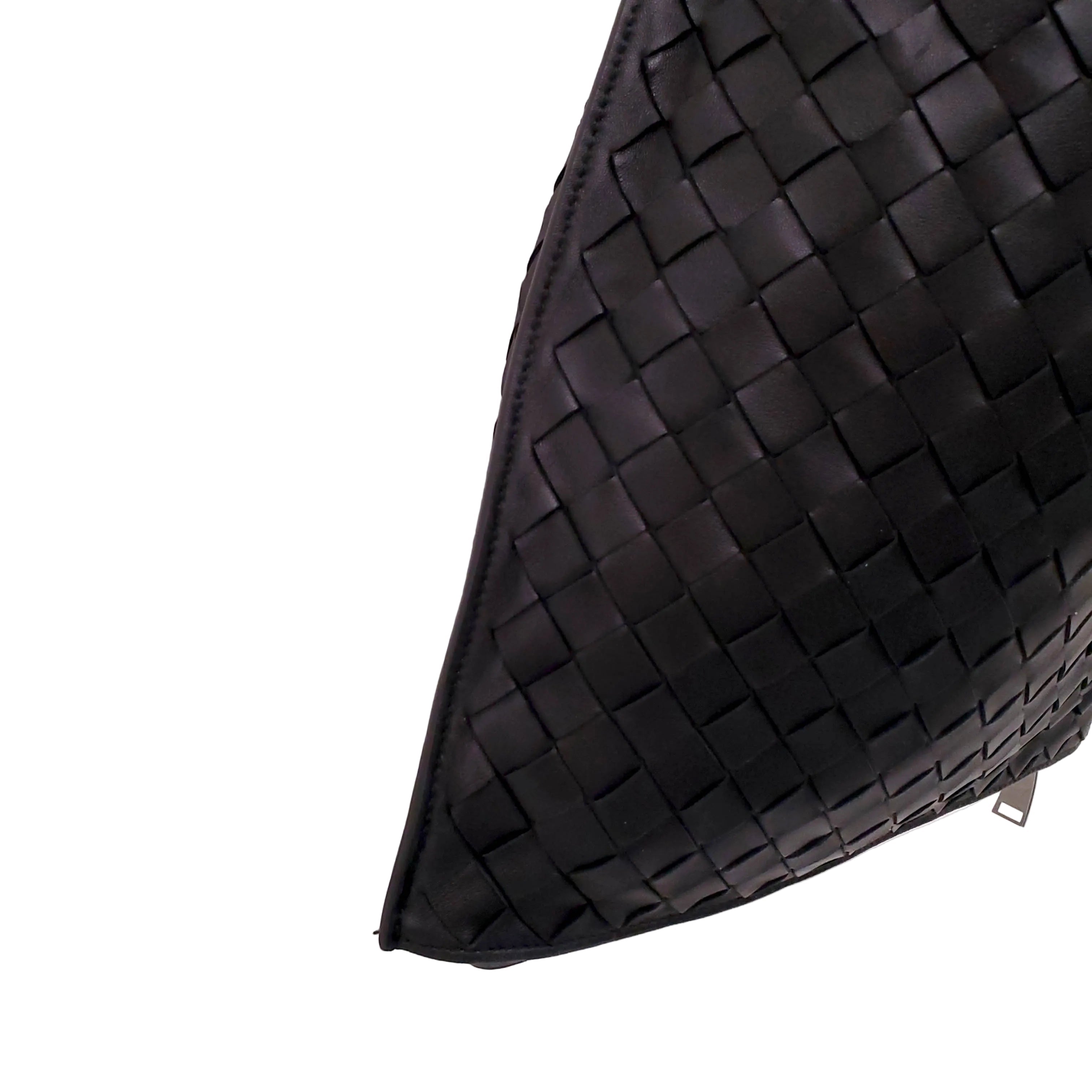 BOTTEGA VENETA BLACK WOVEN WRISTLET BAG