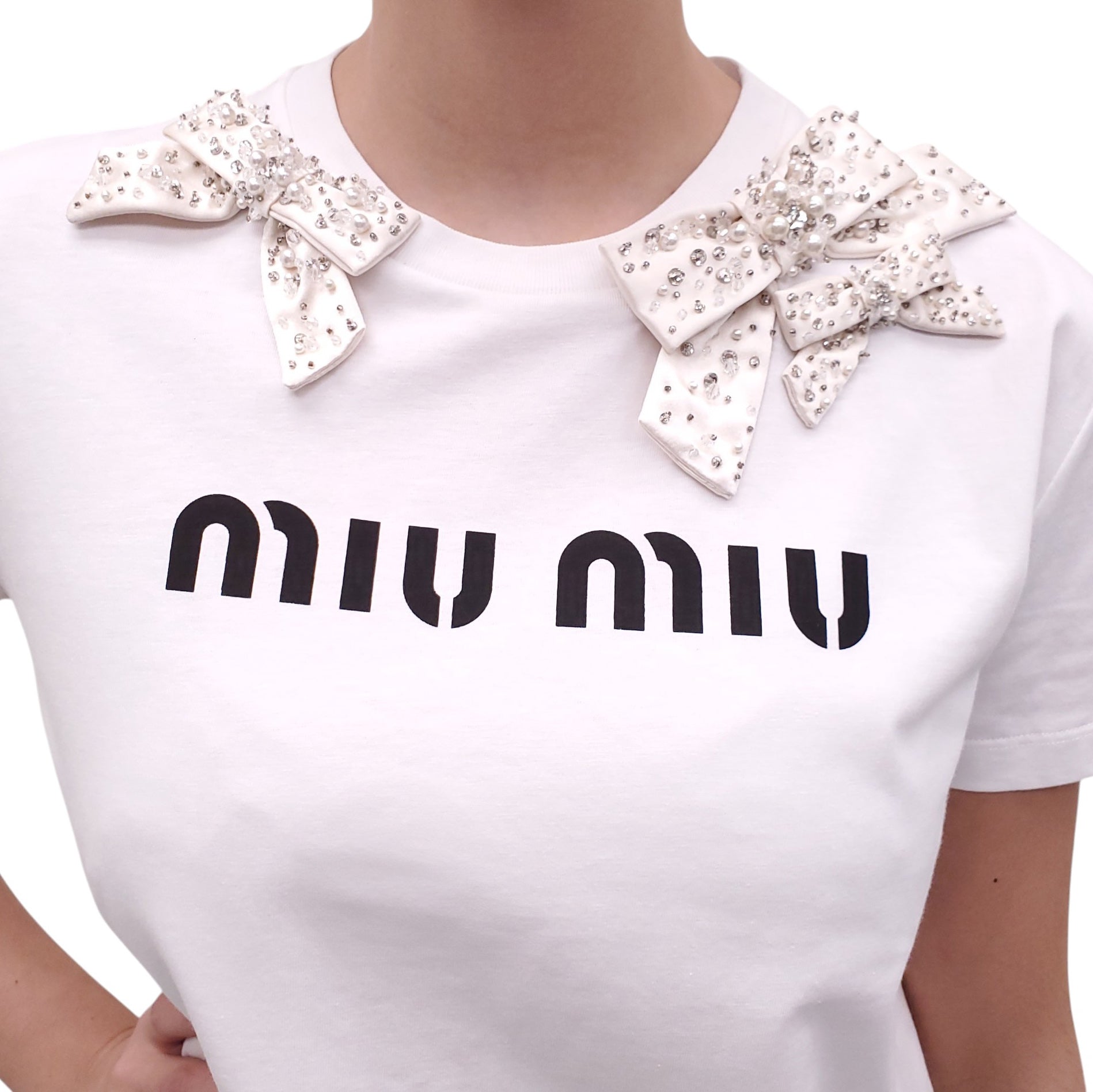 MIU MIU WHITE LOGO T-SHIRT WITH CRYSTAL AND PEARL BOW DETAILS - SIZE M