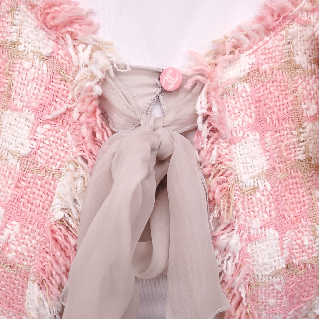 CHANEL PINK HOUNDSTOOTH TWEED SUIT WITH REMOVABLE CAMILA BROOCHES - SIZE 40