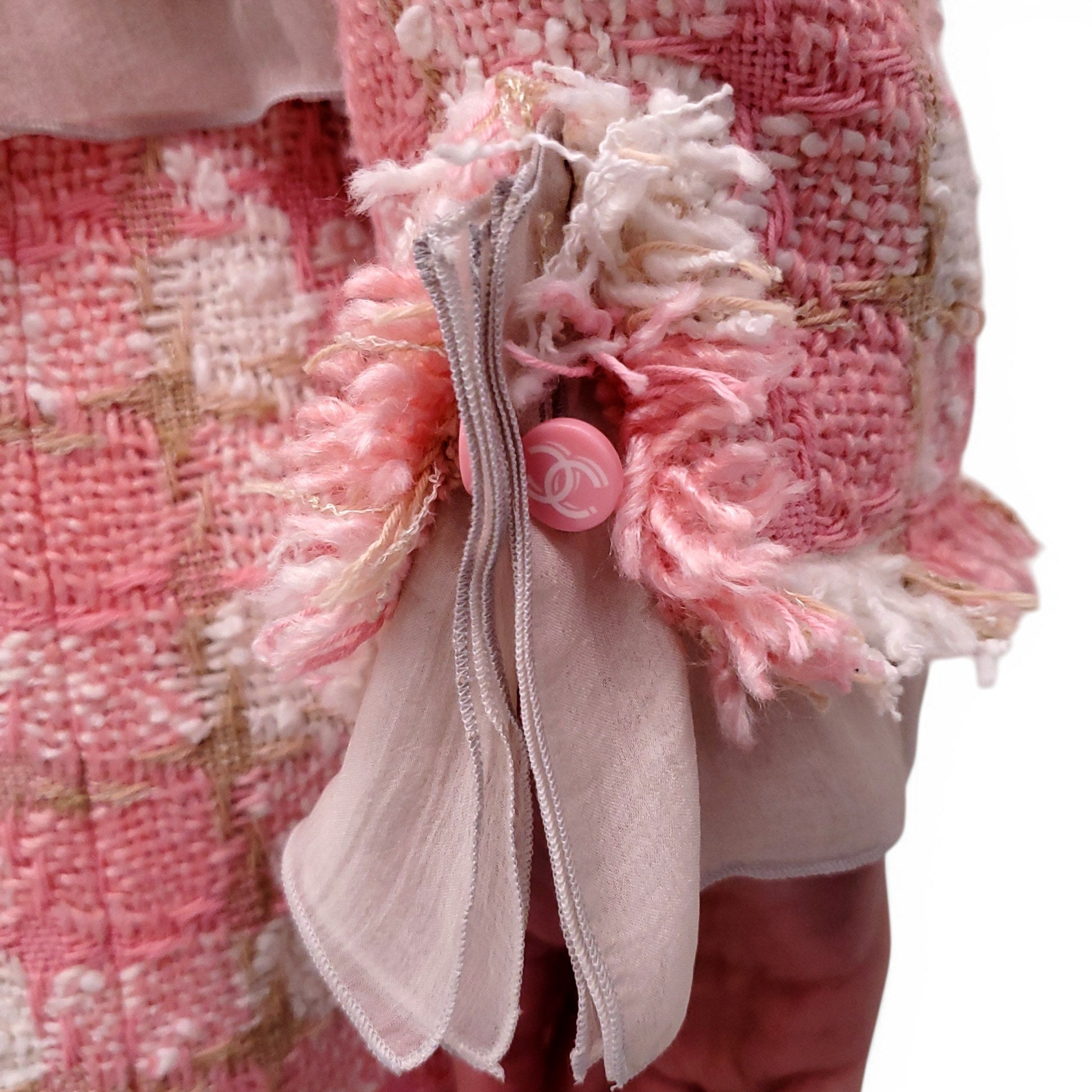 CHANEL PINK HOUNDSTOOTH TWEED SUIT WITH REMOVABLE CAMILA BROOCHES - SIZE 40