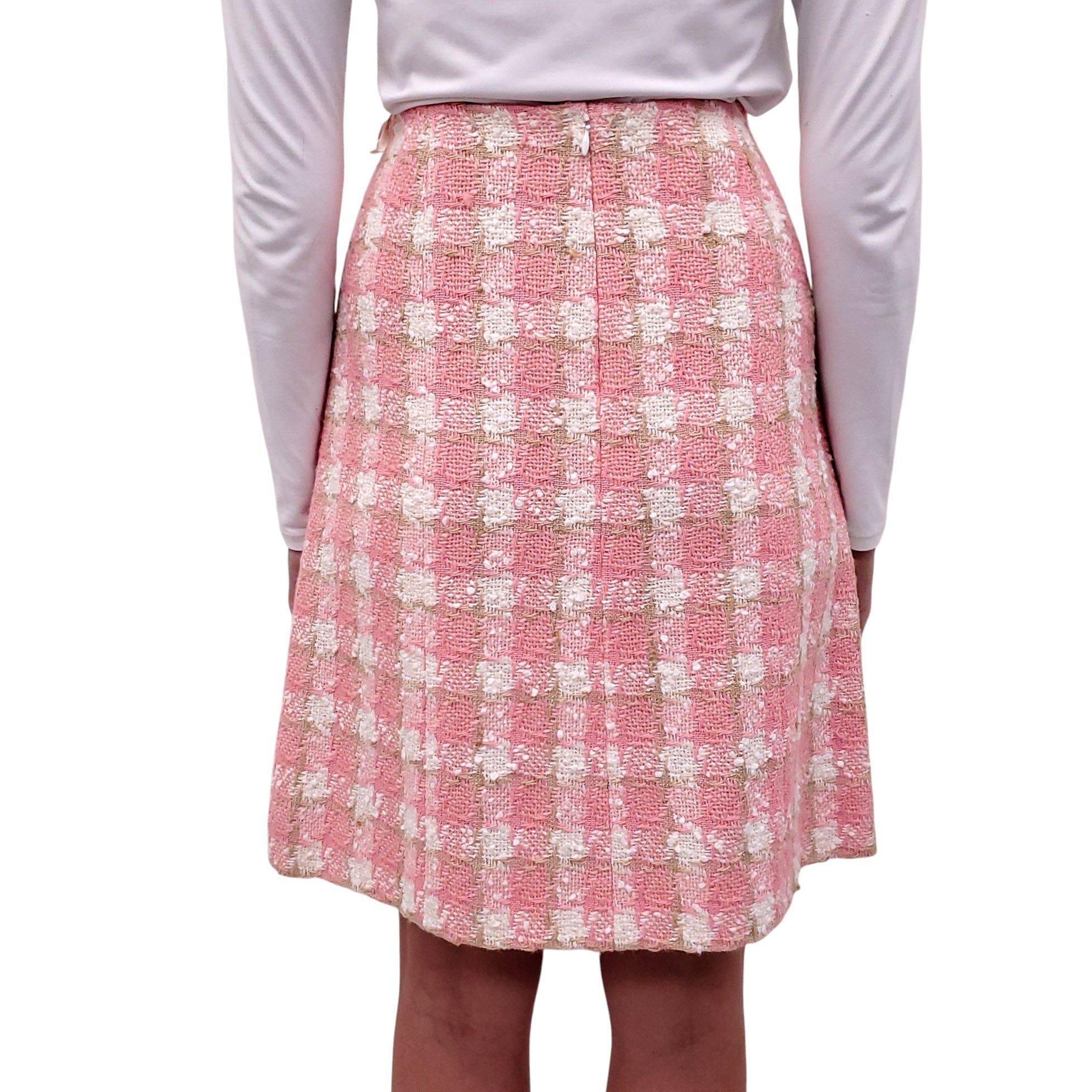 CHANEL PINK HOUNDSTOOTH TWEED SUIT WITH REMOVABLE CAMILA BROOCHES - SIZE 40