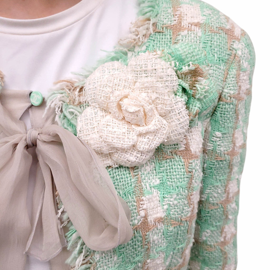 CHANEL MINT GREEN HOUNDSTOOTH TWEED SUIT WITH REMOVABLE CAMILA BROOCHES - SIZE 40