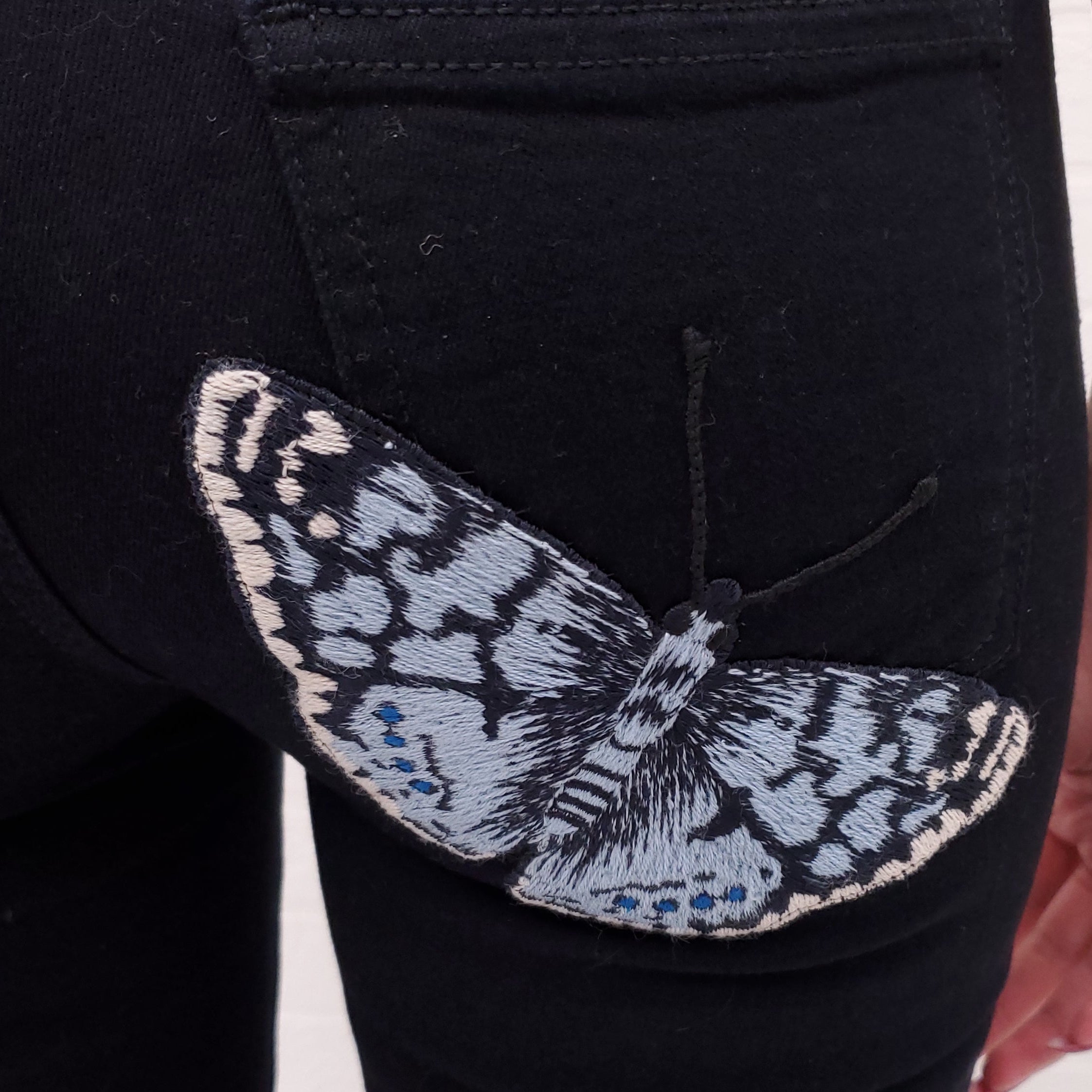 GUCCI BLACK JEANS WITH EMBROIDERED BUTTERFLY DETAIL - SIZE 26
