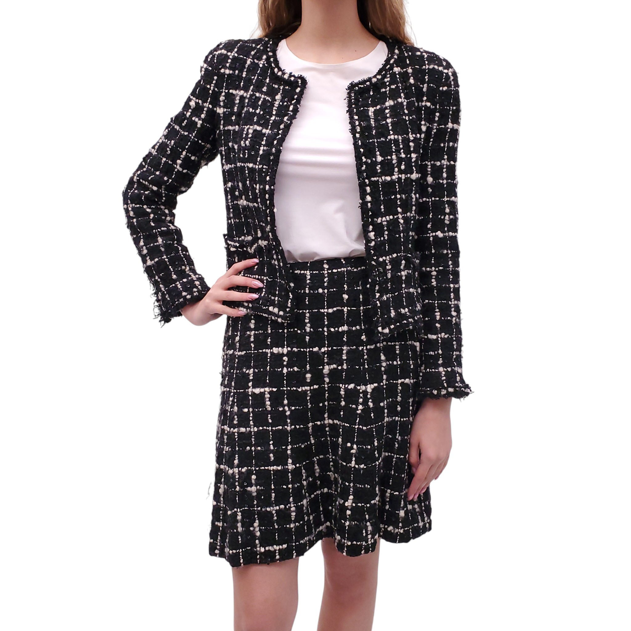 CHANEL CRUISE 2003 BLACK AND WHITE HOUNDSTOOTH TWEED SUIT WITH SEQUIN DETAILS - SIZE 40