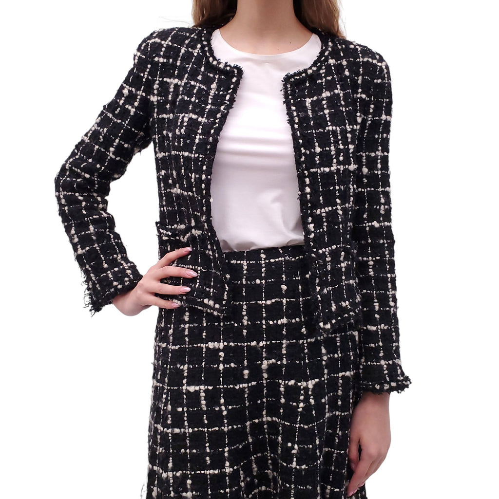 CHANEL CRUISE 2003 BLACK AND WHITE HOUNDSTOOTH TWEED SUIT WITH SEQUIN DETAILS - SIZE 40