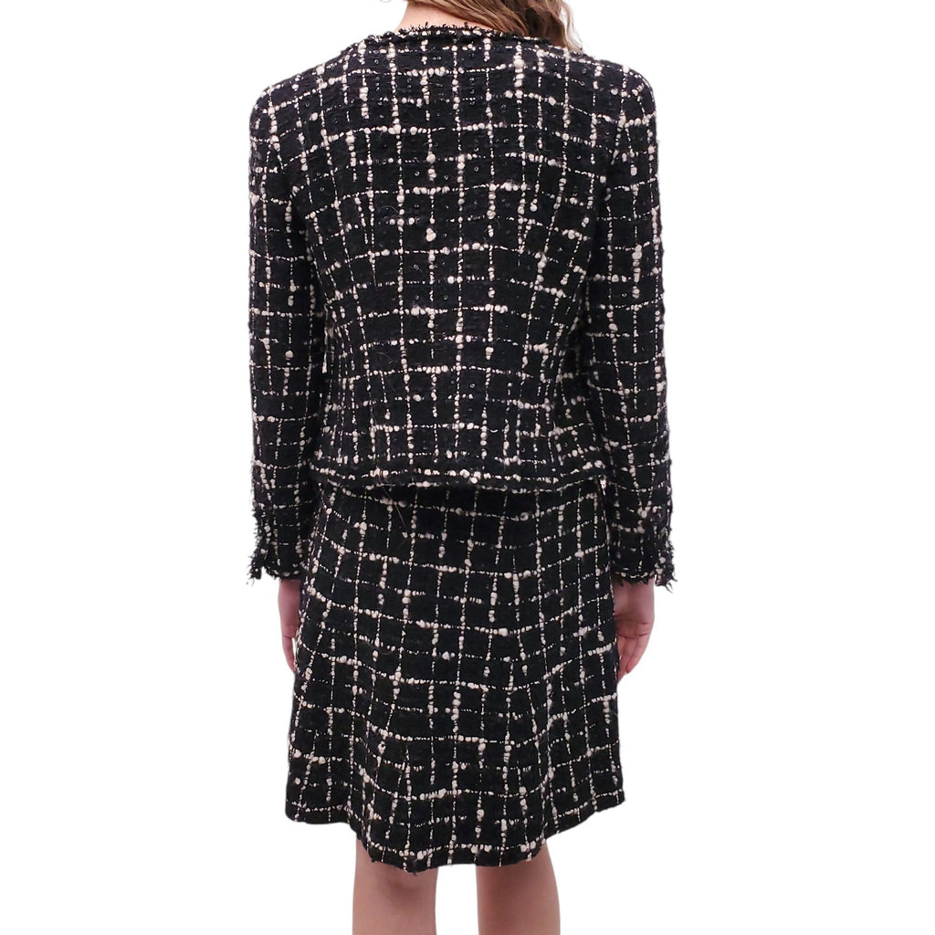CHANEL CRUISE 2003 BLACK AND WHITE HOUNDSTOOTH TWEED SUIT WITH SEQUIN DETAILS - SIZE 40