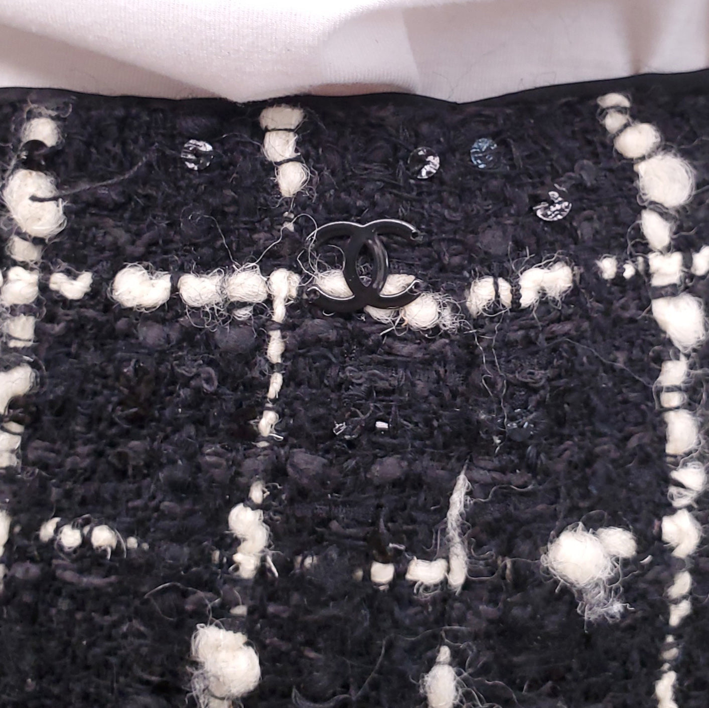 CHANEL CRUISE 2003 BLACK AND WHITE HOUNDSTOOTH TWEED SUIT WITH SEQUIN DETAILS - SIZE 40