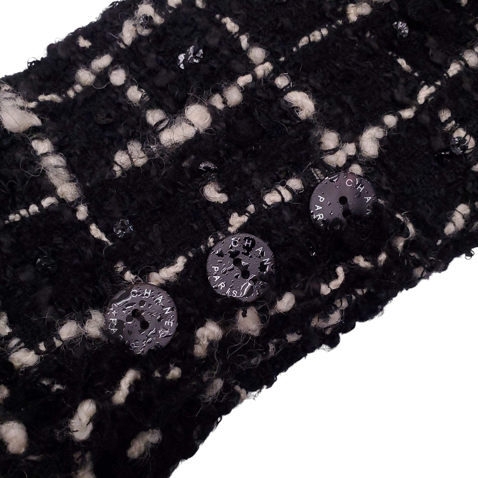 CHANEL CRUISE 2003 BLACK AND WHITE HOUNDSTOOTH TWEED SUIT WITH SEQUIN DETAILS - SIZE 40