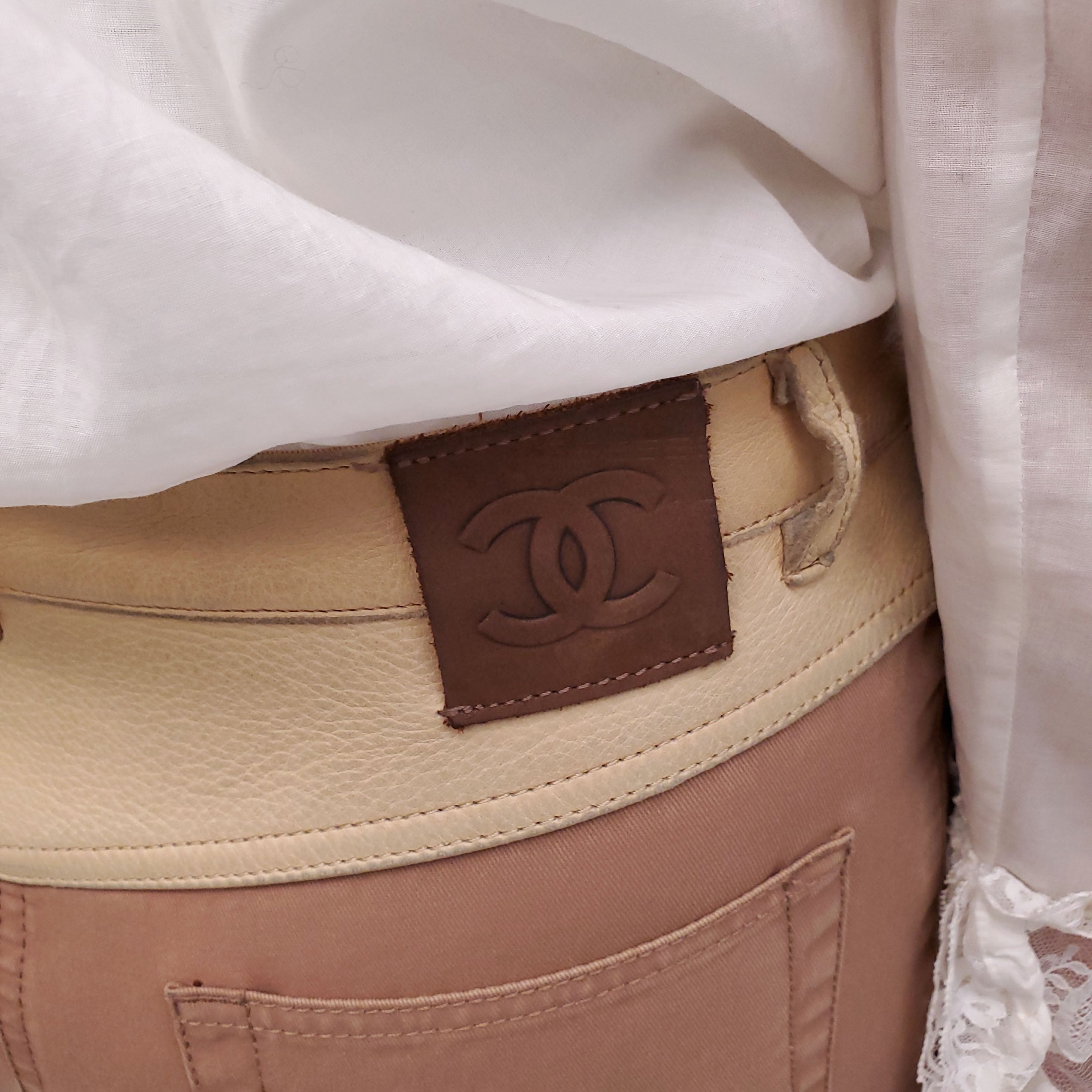 CHANEL TWO-TONED CAMEL JEANS WITH LEATHER DETAIL AND LOGO BUTTON - SIZE 40