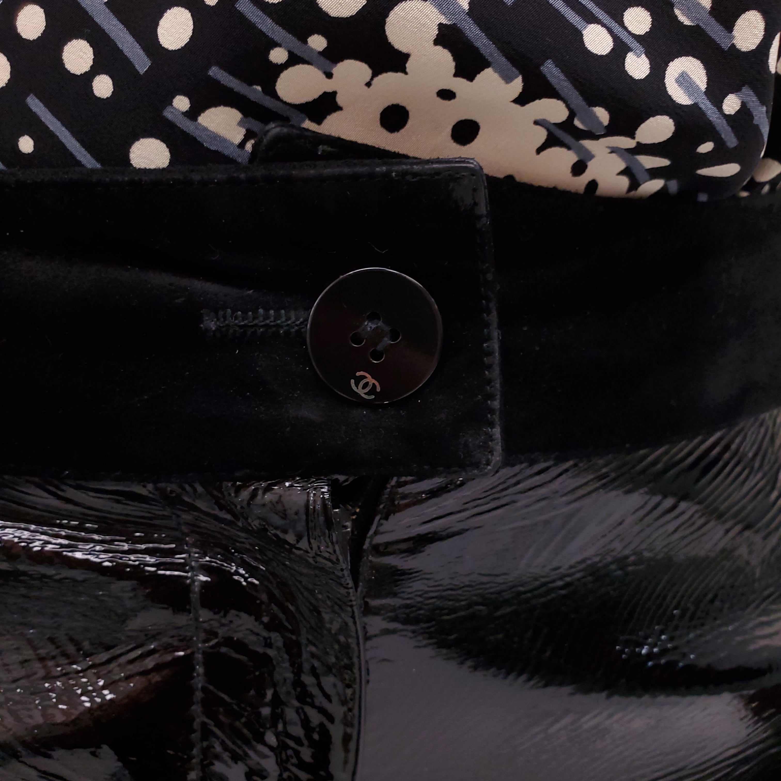 CHANEL BLACK PATENT LEATHER AND SUEDE TROUSERS WITH LOGO BUTTON - SIZE 40