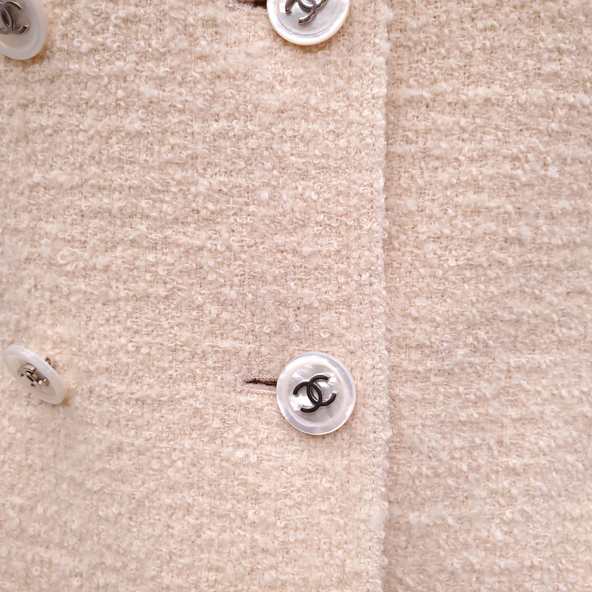 CHANEL 1996 CREAM TWEED DOUBLE BREASTED JACKET WITH MOTHER OF PEARL LOGO BUTTONS - SIZE 40