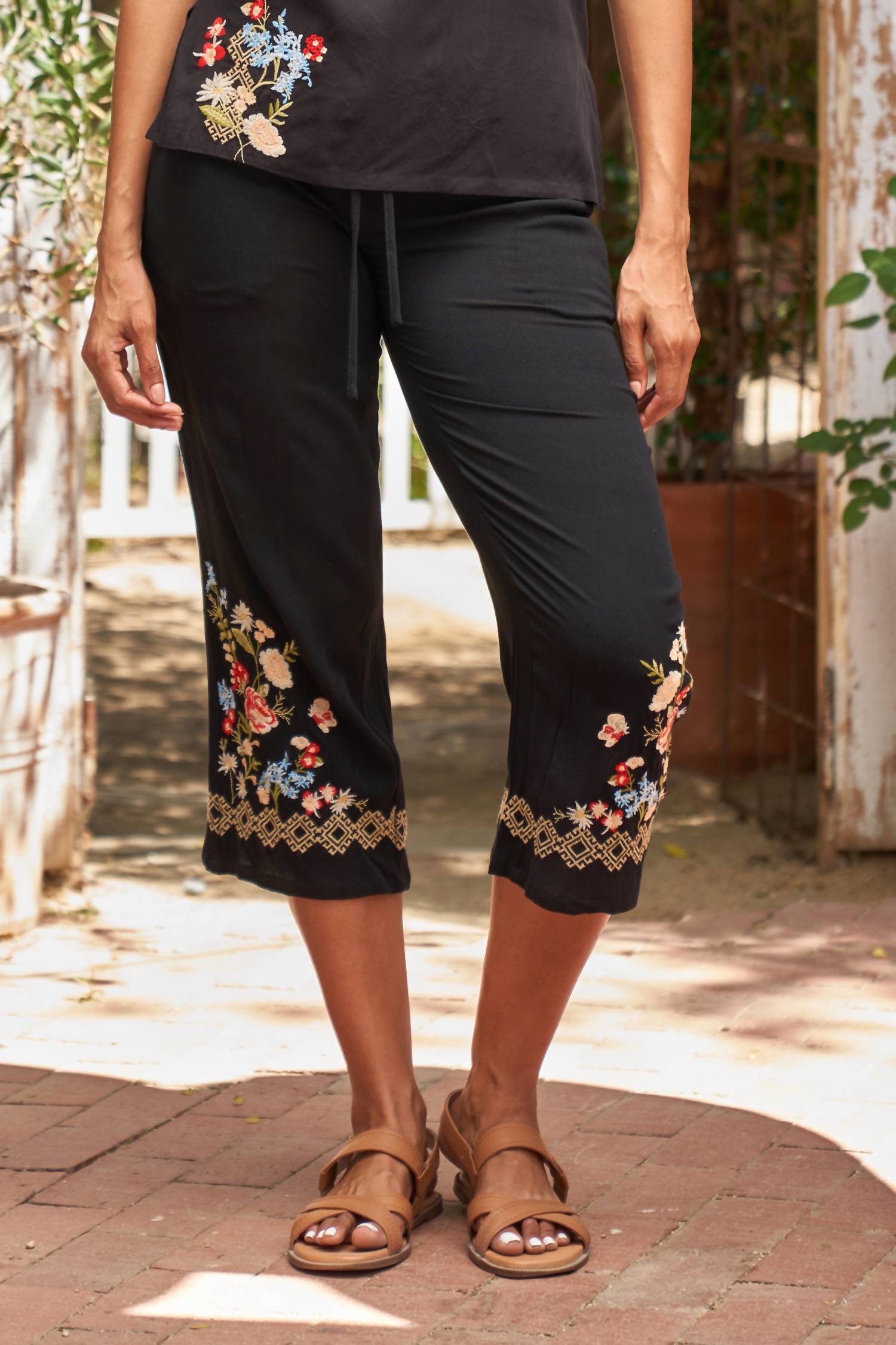 Viscose Embroidered Crop Pant In Black