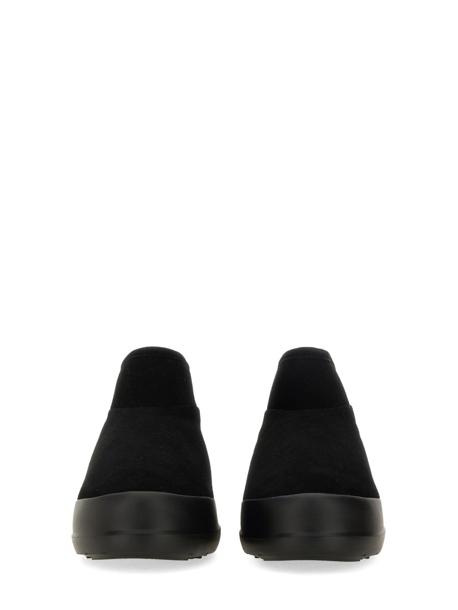 Low Ankle Black Boot With Streamlined Silhouette