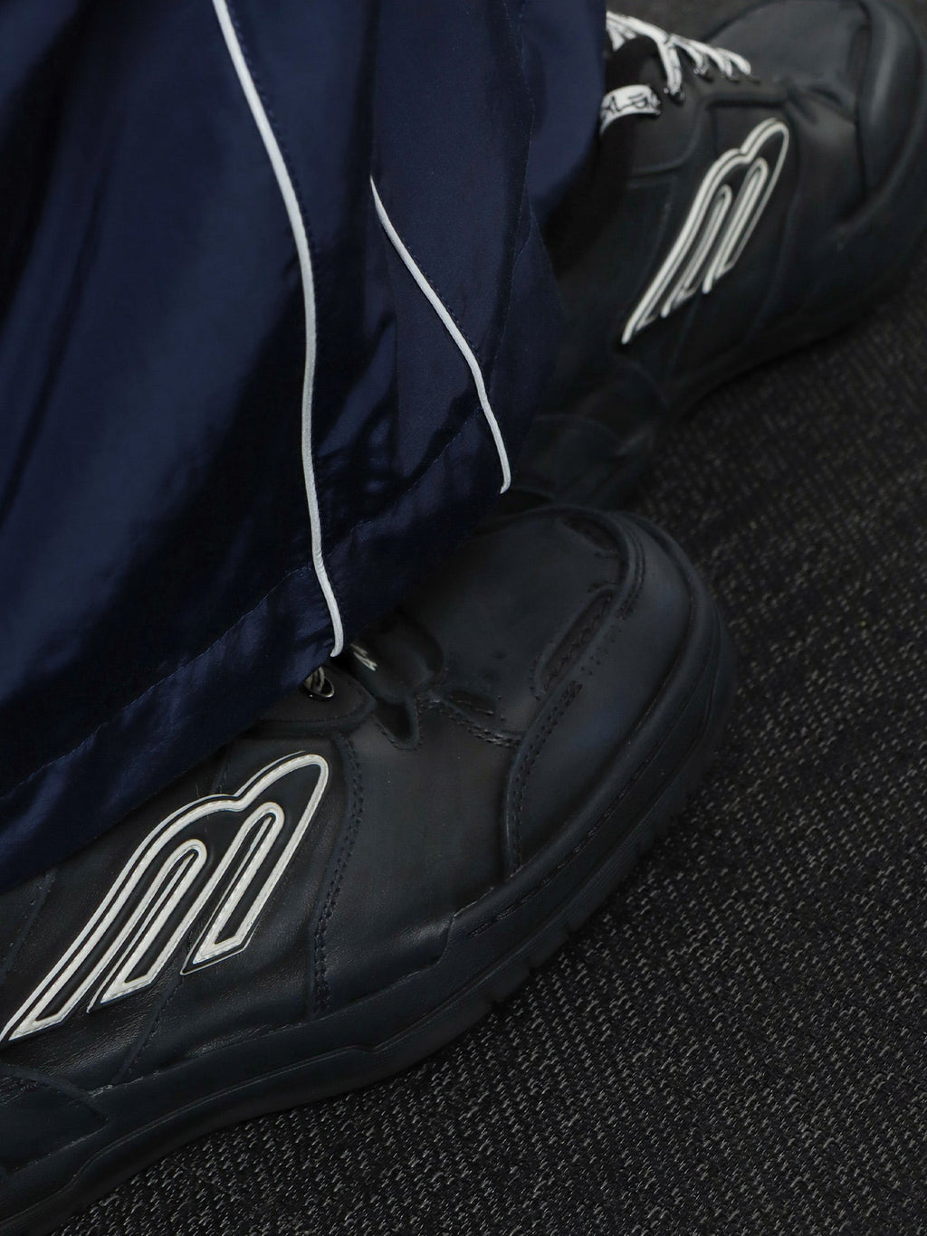 Balenciaga Men Hamptons Worn-Out Low-Top Leather Sneakers