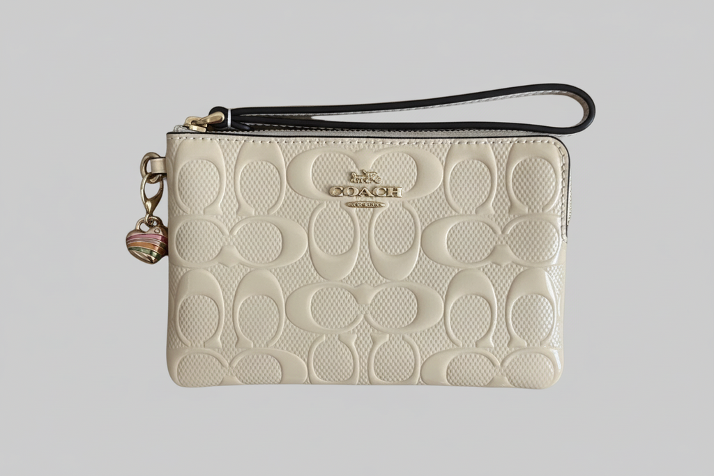 NWT Coach Corner Zip Wristlet In Signature Leather With Heart Charm In Gold/Ivory