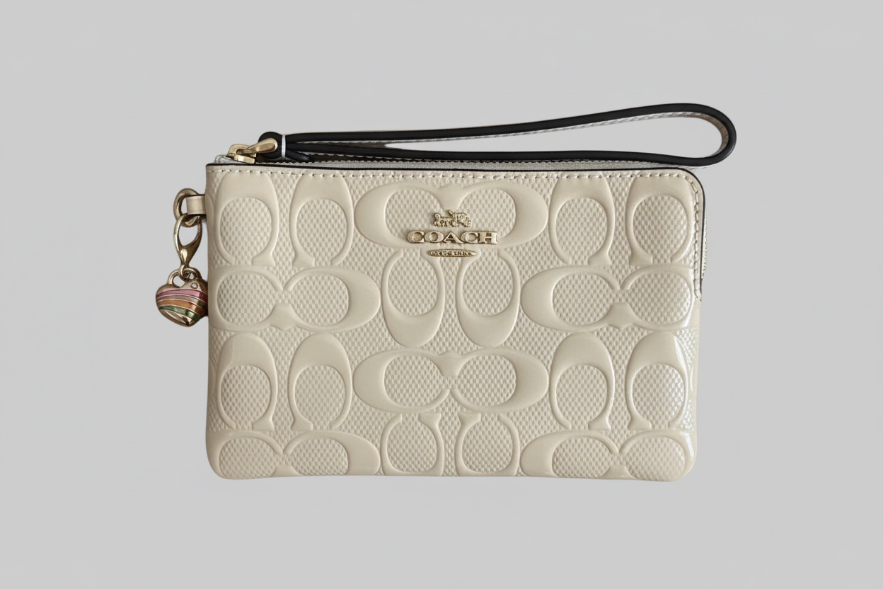 NWT Coach Corner Zip Wristlet In Signature Leather With Heart Charm In Gold/Ivory
