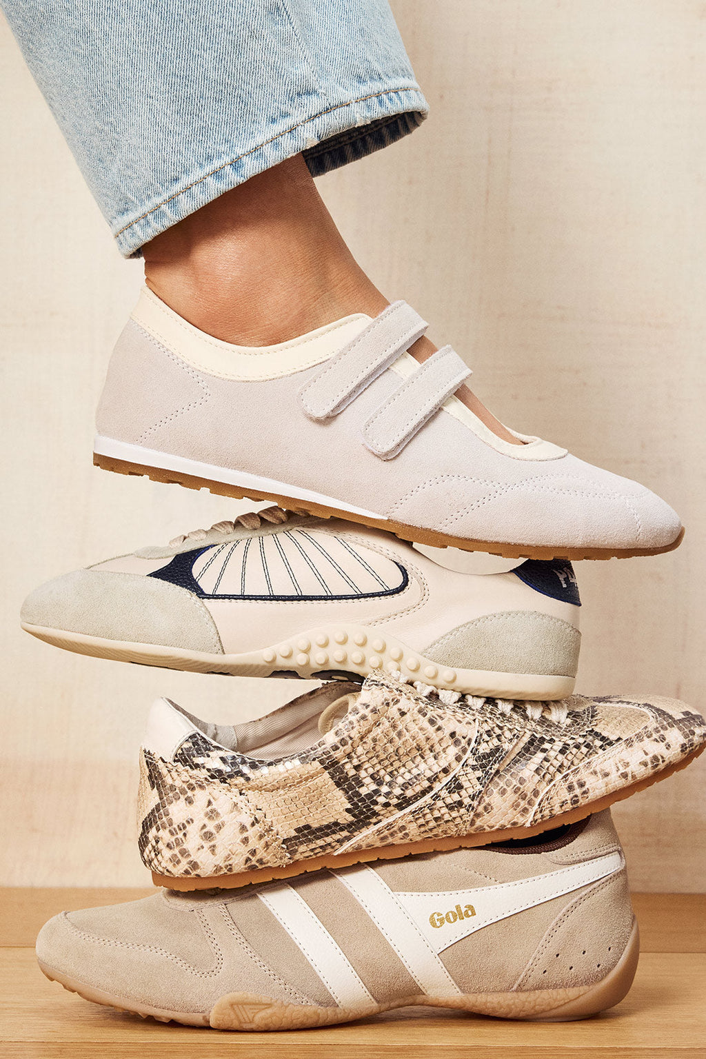 Women's Swan Sneakersina