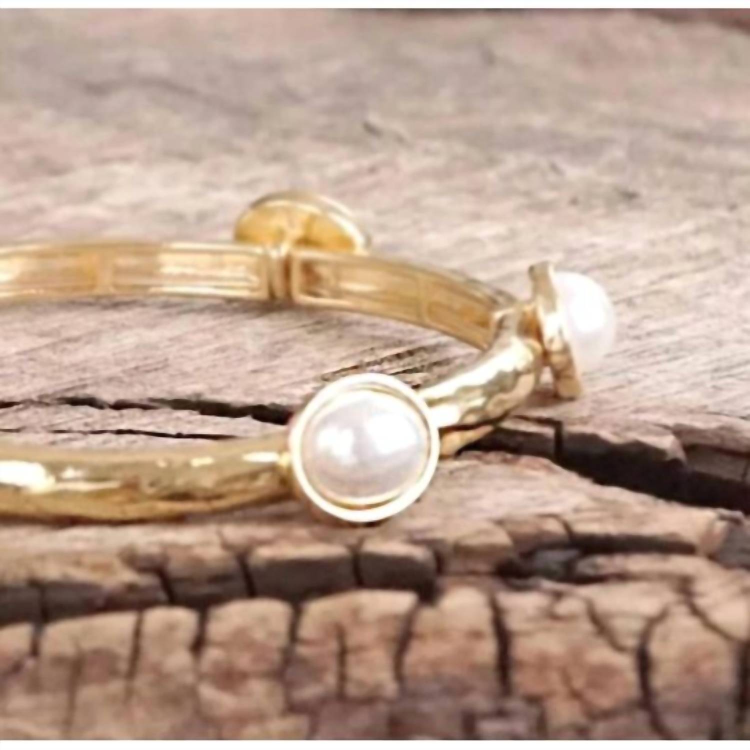 Women's Pearl Hammered Stretch Bangle Bracelet In Gold