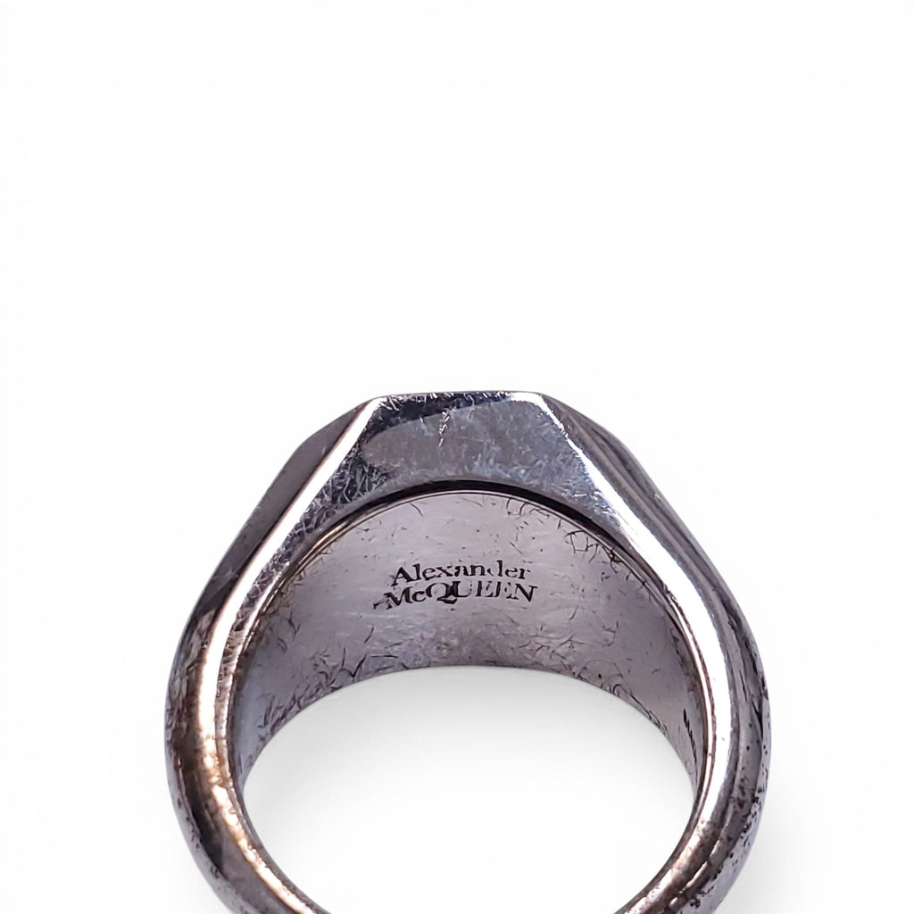 ALEXANDER MCQUEEN UNISEX SILVER AND BLACK SIGNET LOGO RING - SIZE 10