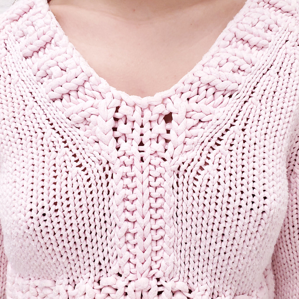 CHANEL 2022 PINK KNIT CROPPED SWEATER WITH LOGO BUTTONS - SIZE 34
