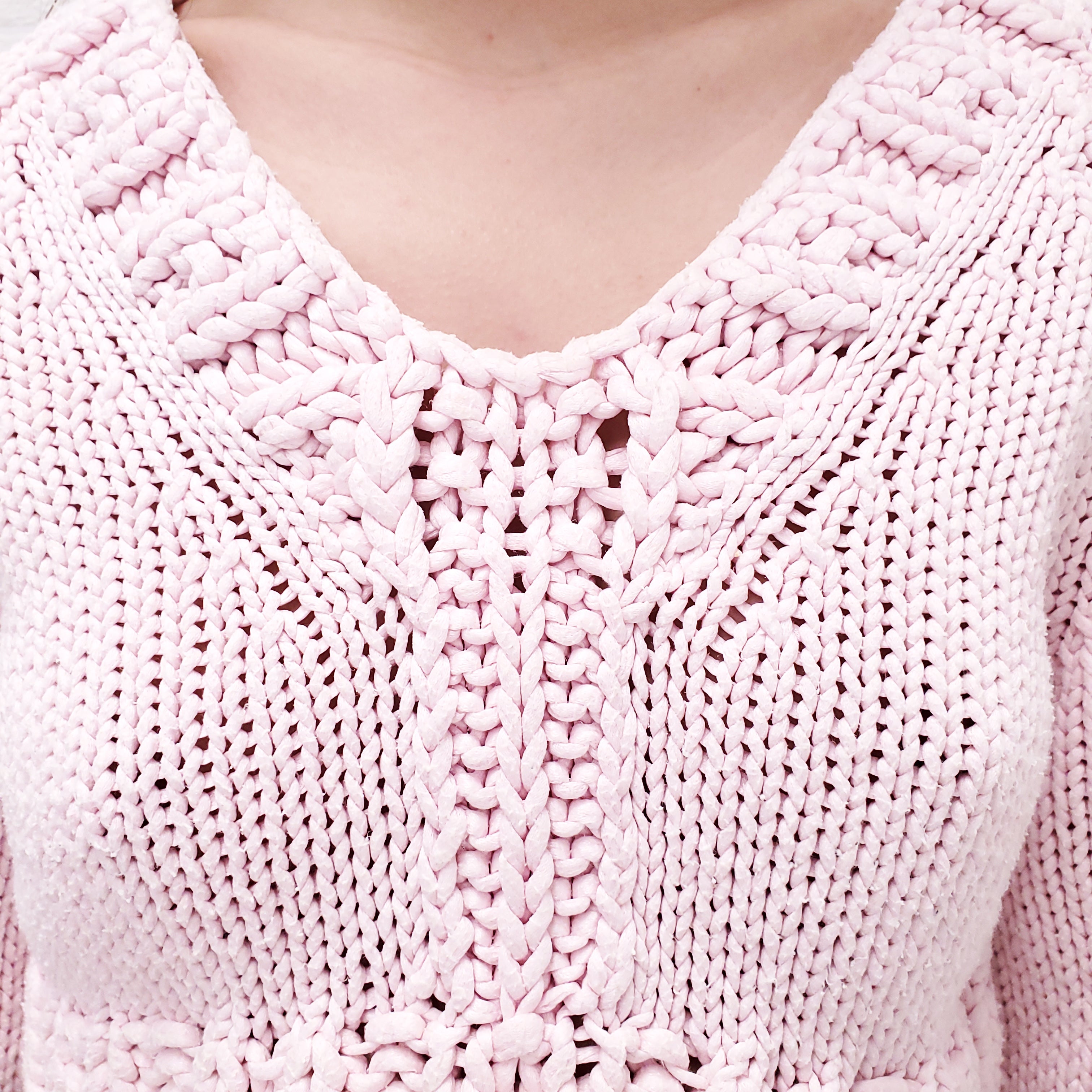 CHANEL 2022 PINK KNIT CROPPED SWEATER WITH LOGO BUTTONS - SIZE 34