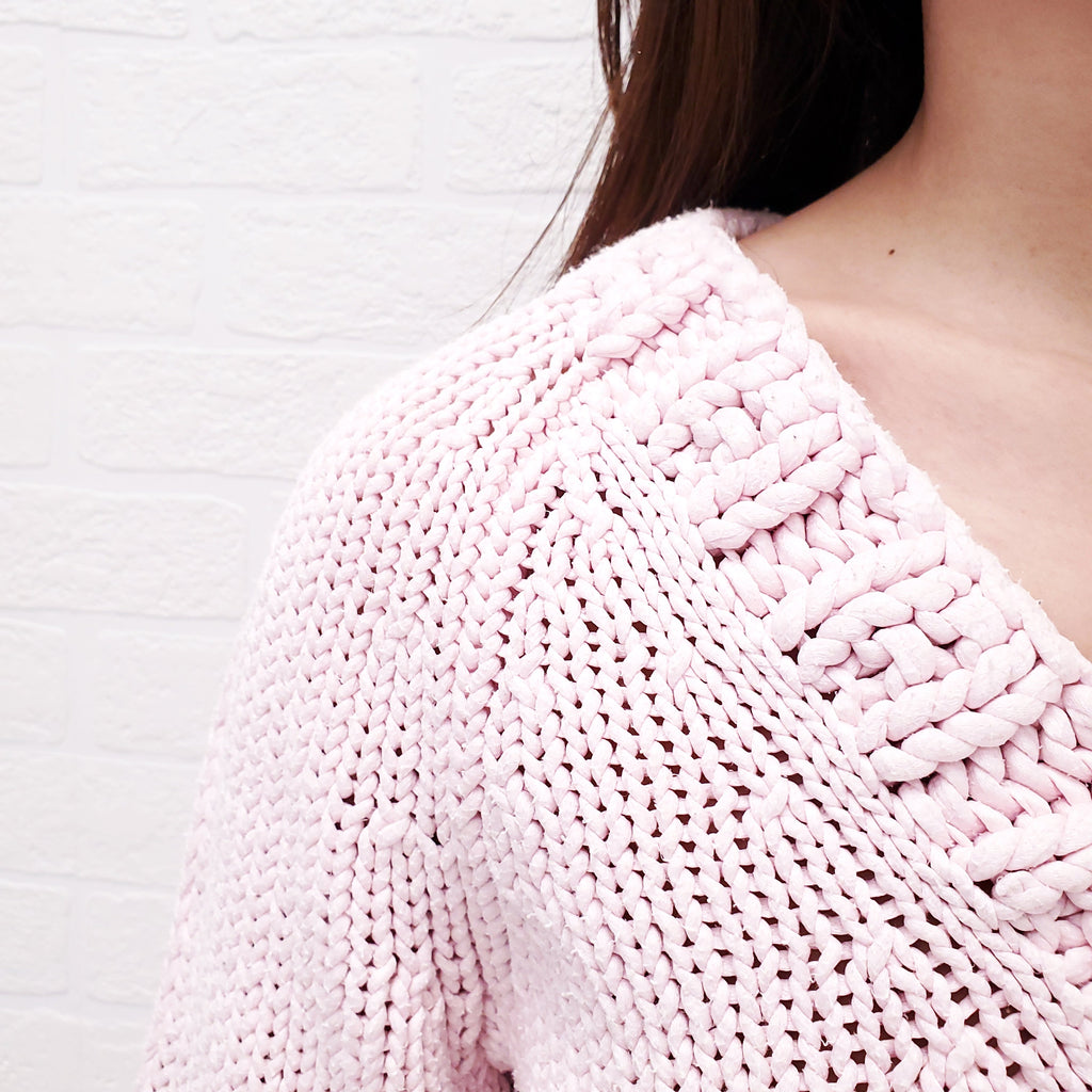 CHANEL 2022 PINK KNIT CROPPED SWEATER WITH LOGO BUTTONS - SIZE 34