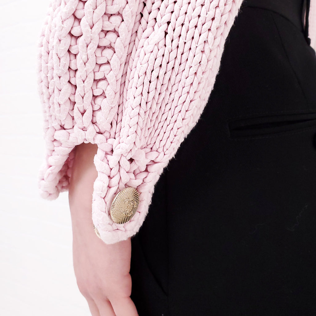 CHANEL 2022 PINK KNIT CROPPED SWEATER WITH LOGO BUTTONS - SIZE 34