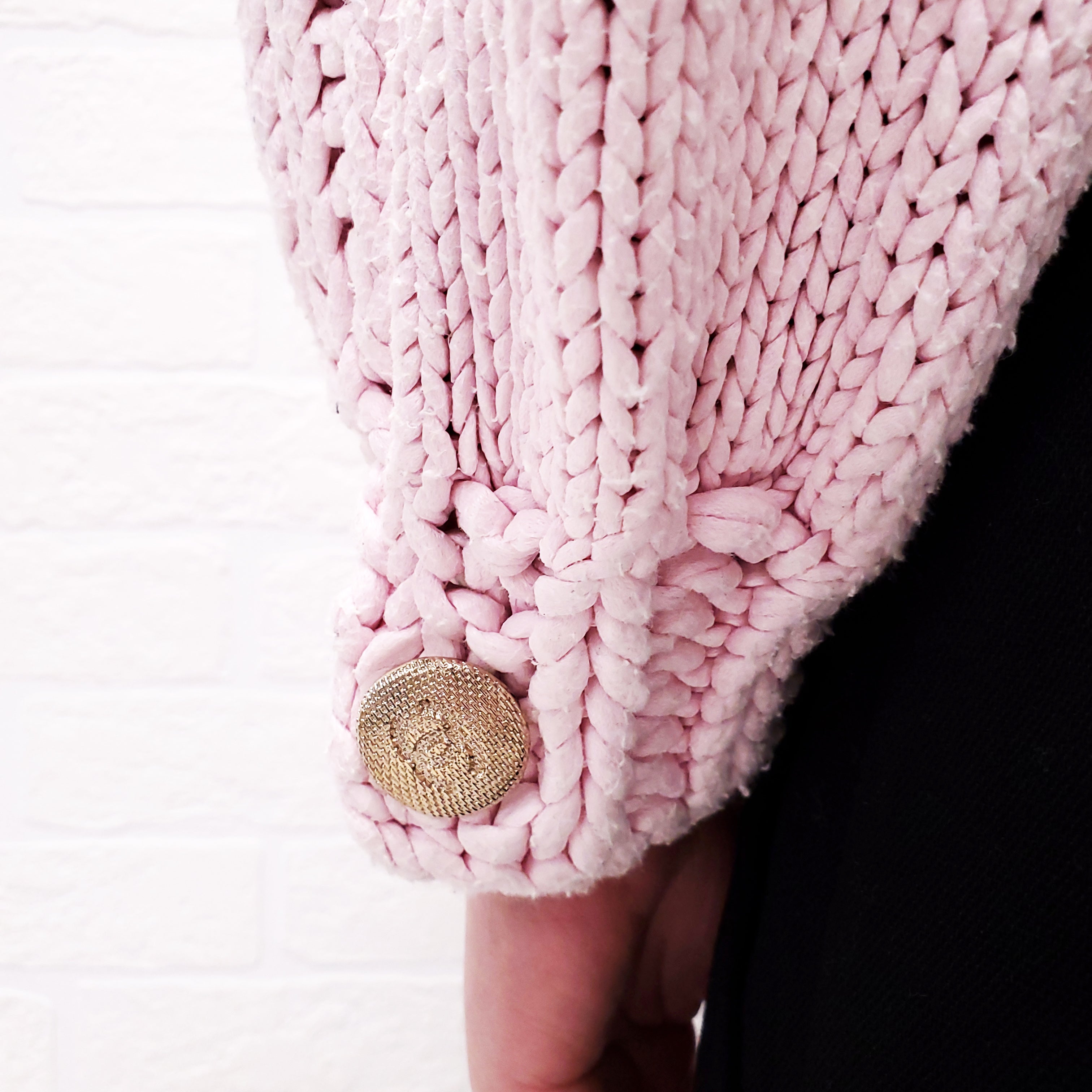 CHANEL 2022 PINK KNIT CROPPED SWEATER WITH LOGO BUTTONS - SIZE 34