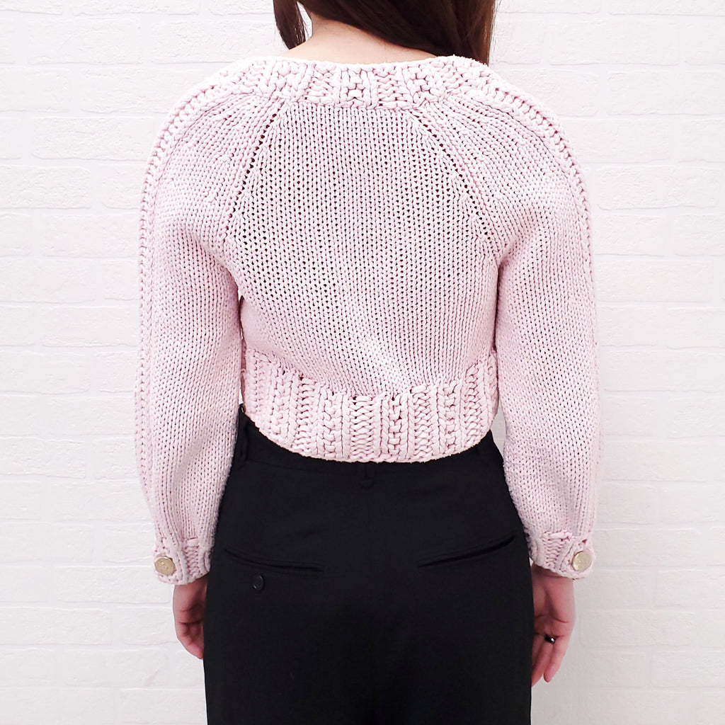 CHANEL 2022 PINK KNIT CROPPED SWEATER WITH LOGO BUTTONS - SIZE 34