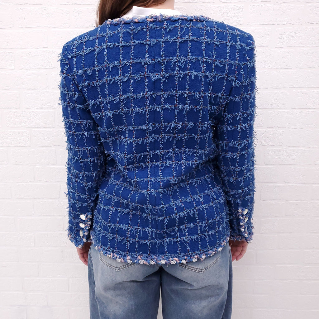 CHANEL 2023 CRUISE COLLECTION BLUE AND SILVER TWEED JACKET - SIZE 38