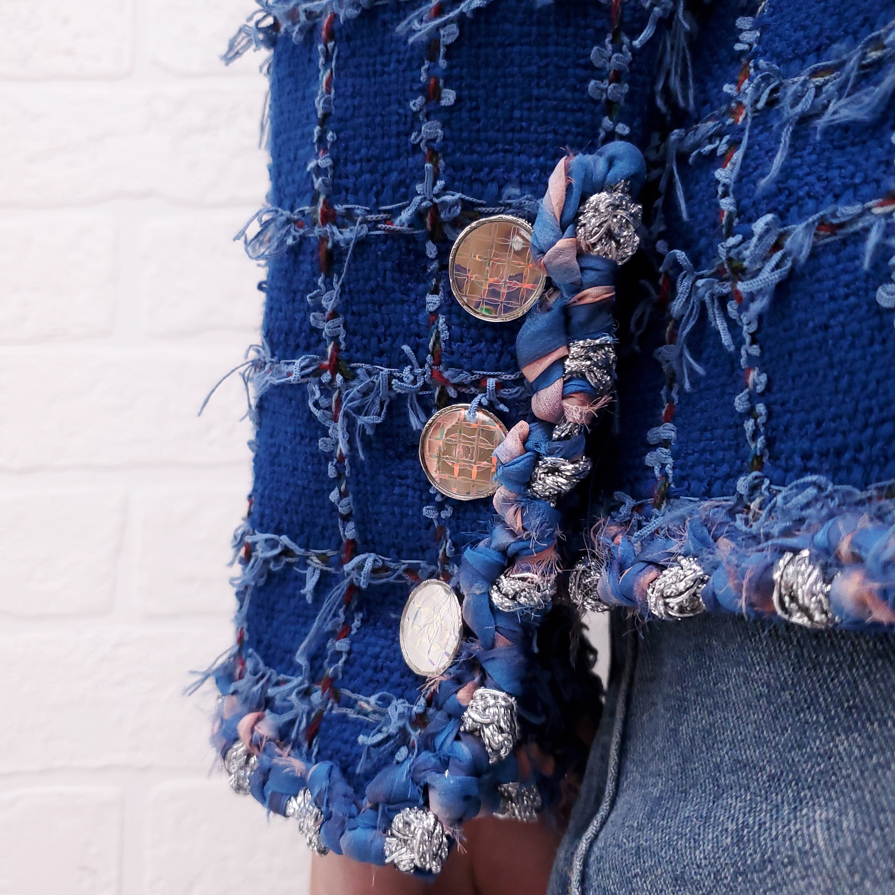 CHANEL 2023 CRUISE COLLECTION BLUE AND SILVER TWEED JACKET - SIZE 38