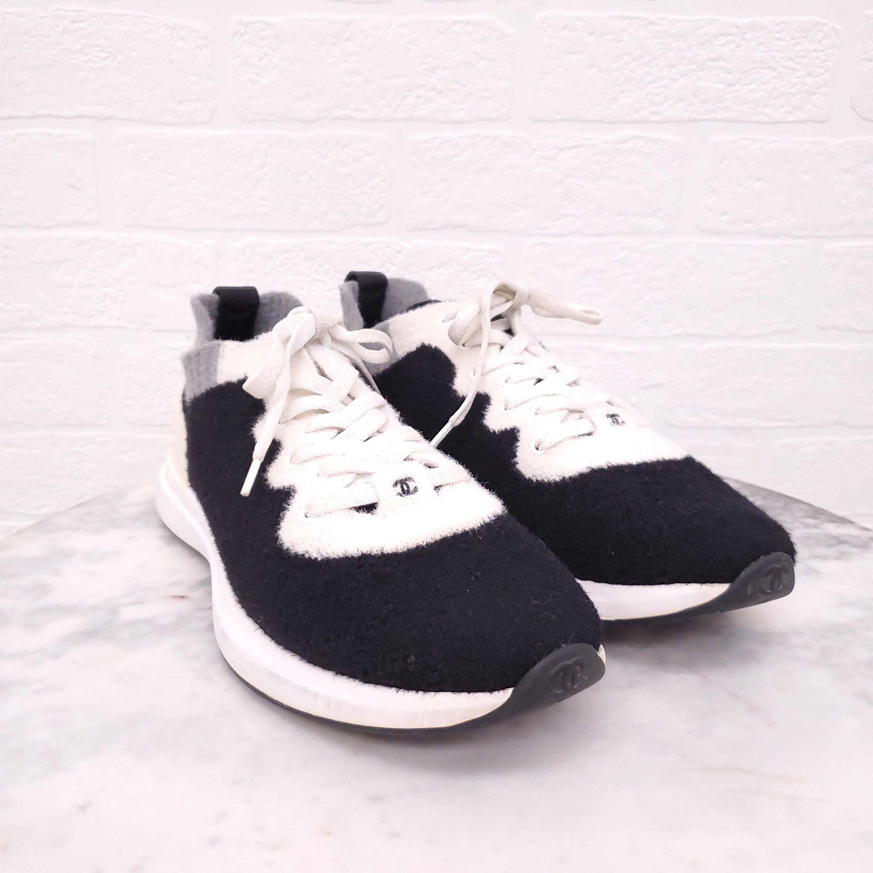CHANEL BLACK AND CREAM KNIT LOGO SNEAKERS - SIZE 43