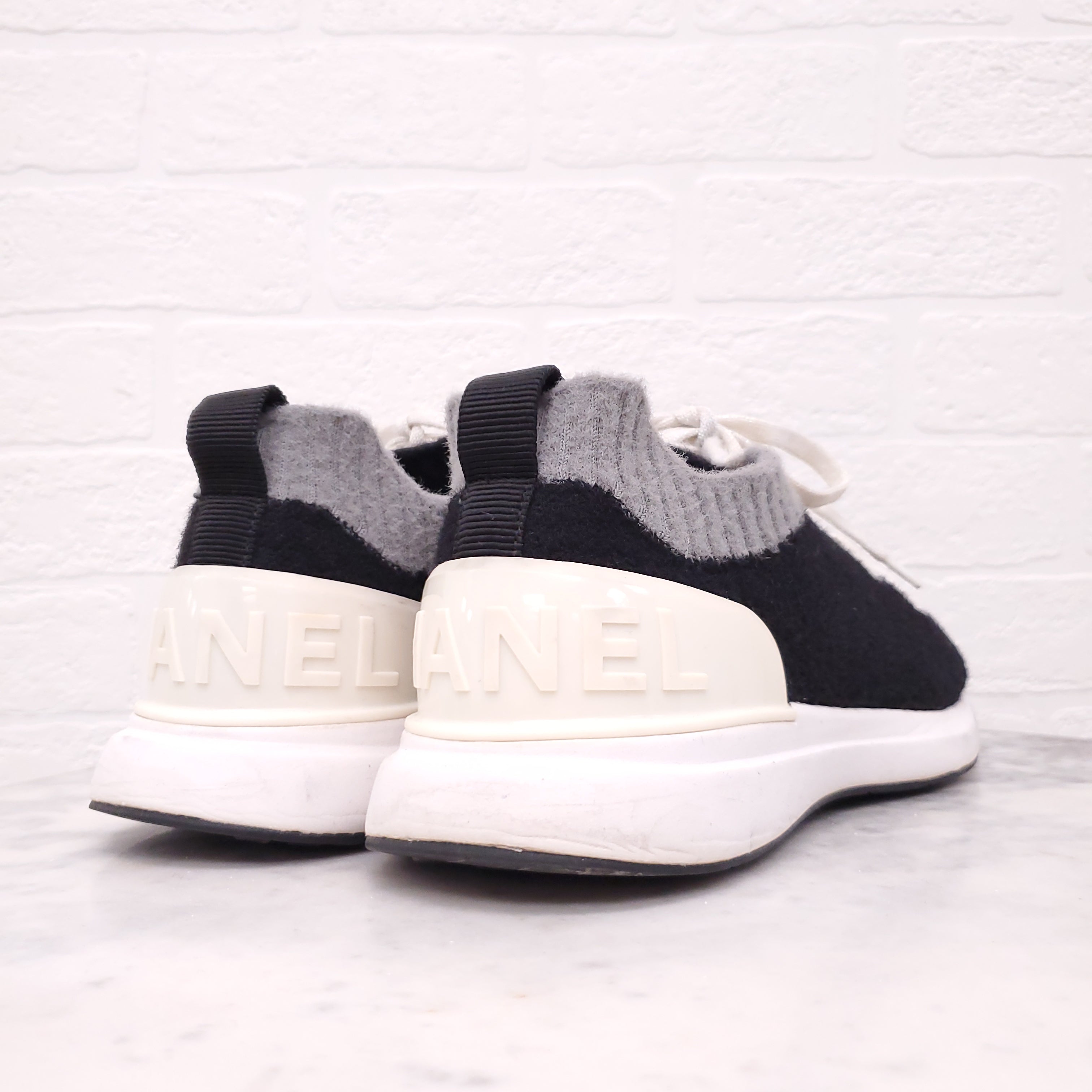 CHANEL BLACK AND CREAM KNIT LOGO SNEAKERS - SIZE 43
