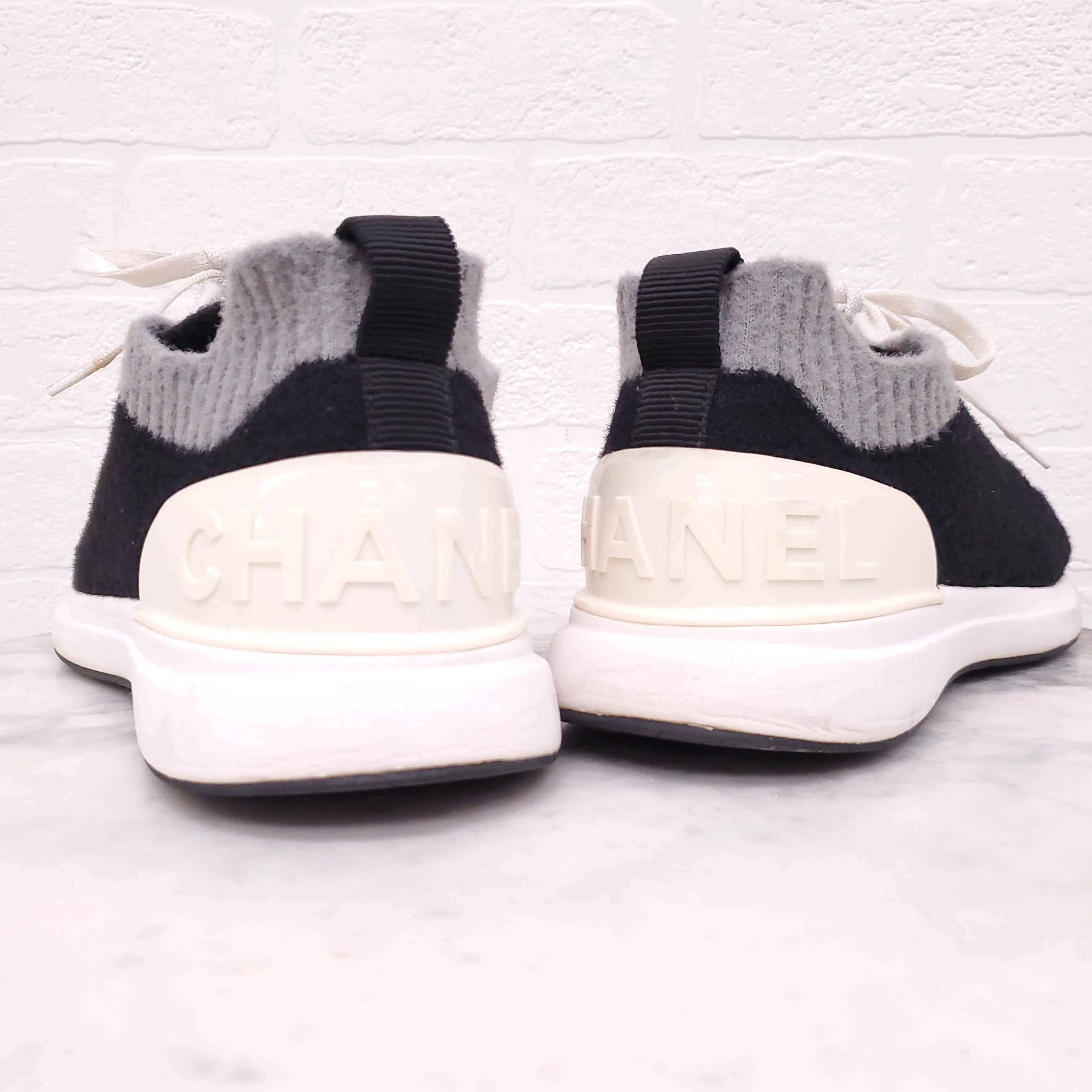 CHANEL BLACK AND CREAM KNIT LOGO SNEAKERS - SIZE 43