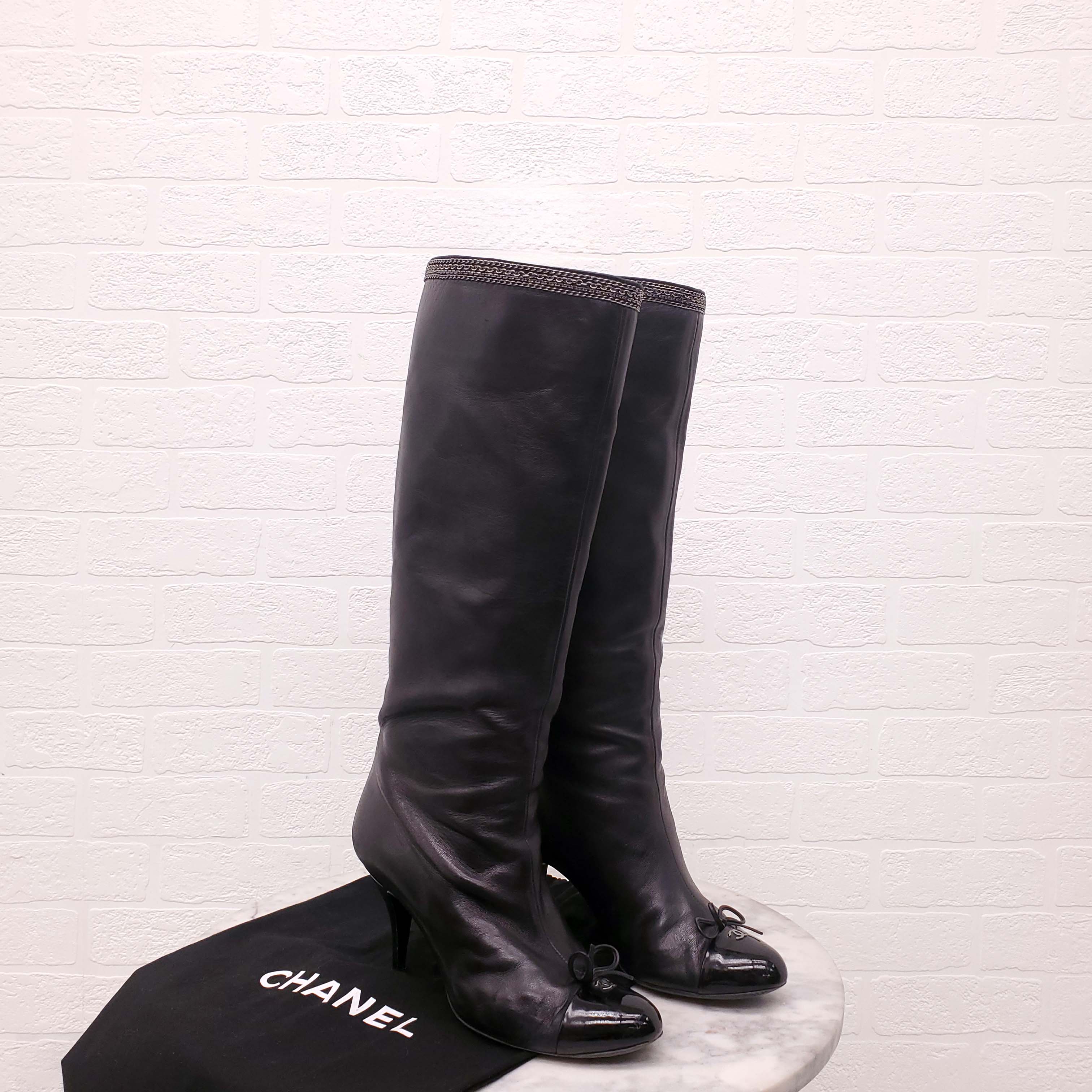 CHANEL BLACK KNEE HIGH BOOTS WITH CHAIN DETAIL - SIZE 39