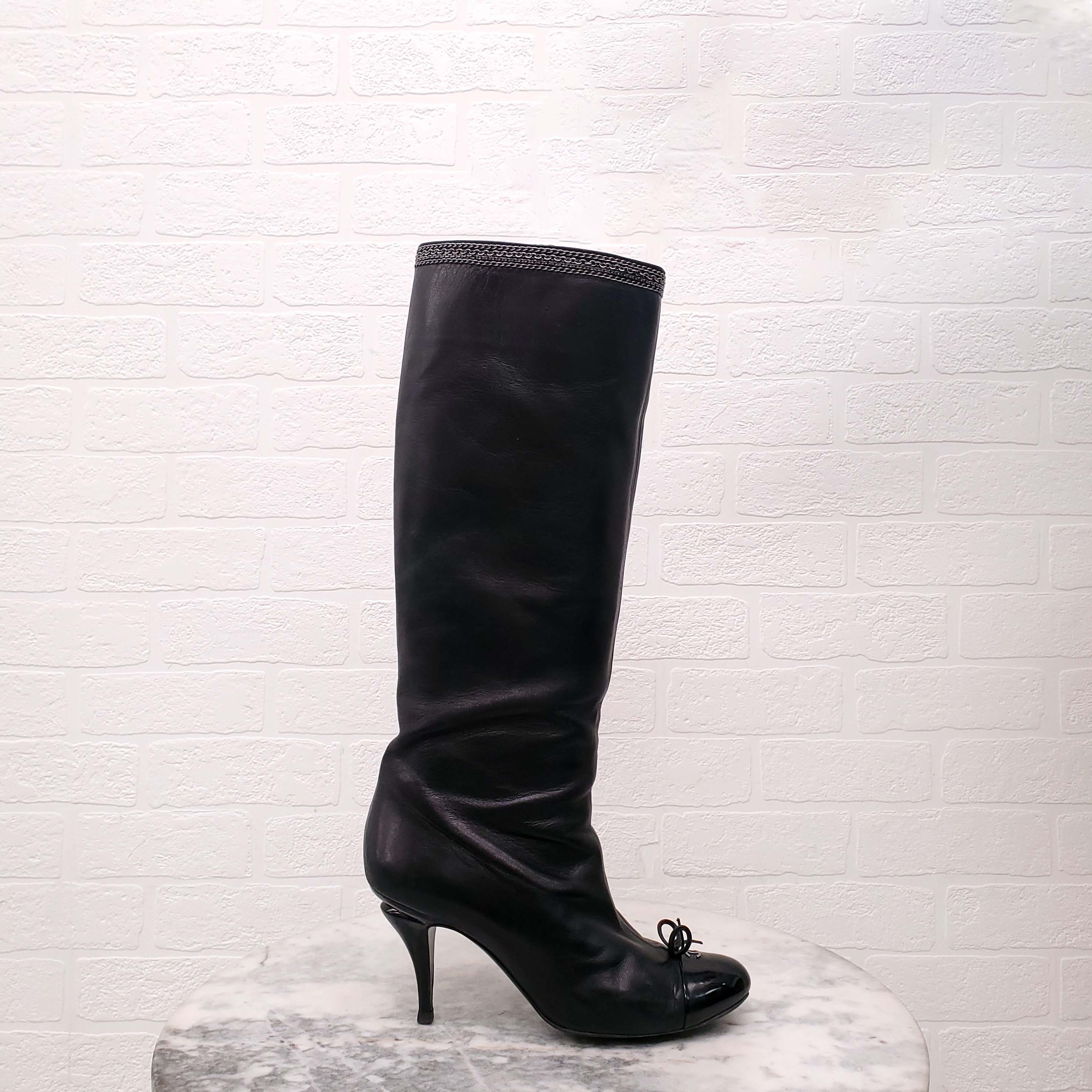 CHANEL BLACK KNEE HIGH BOOTS WITH CHAIN DETAIL - SIZE 39