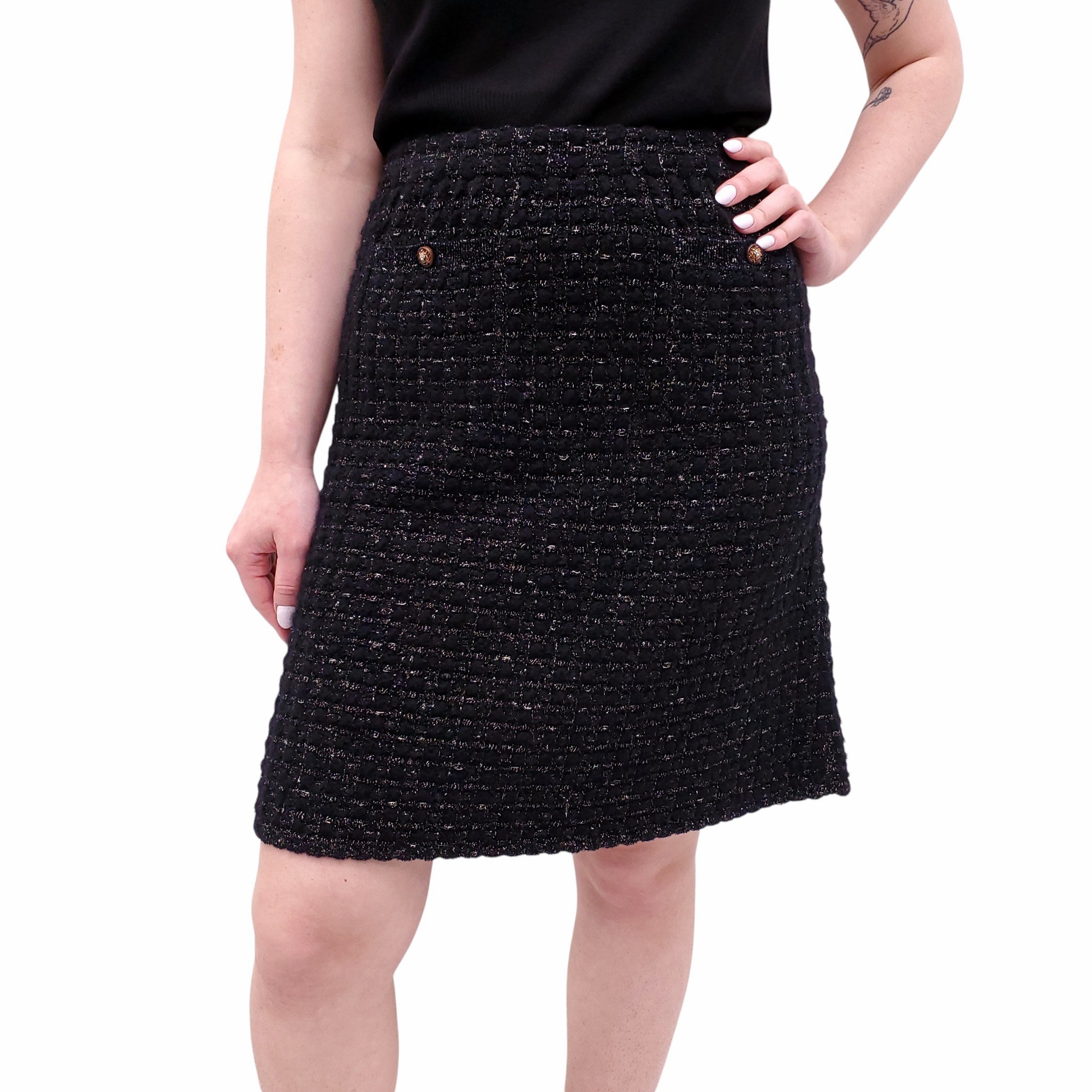 CHANEL BLACK KNIT SKIRT WITH GOLD METALLIC DETAIL - SIZE 38