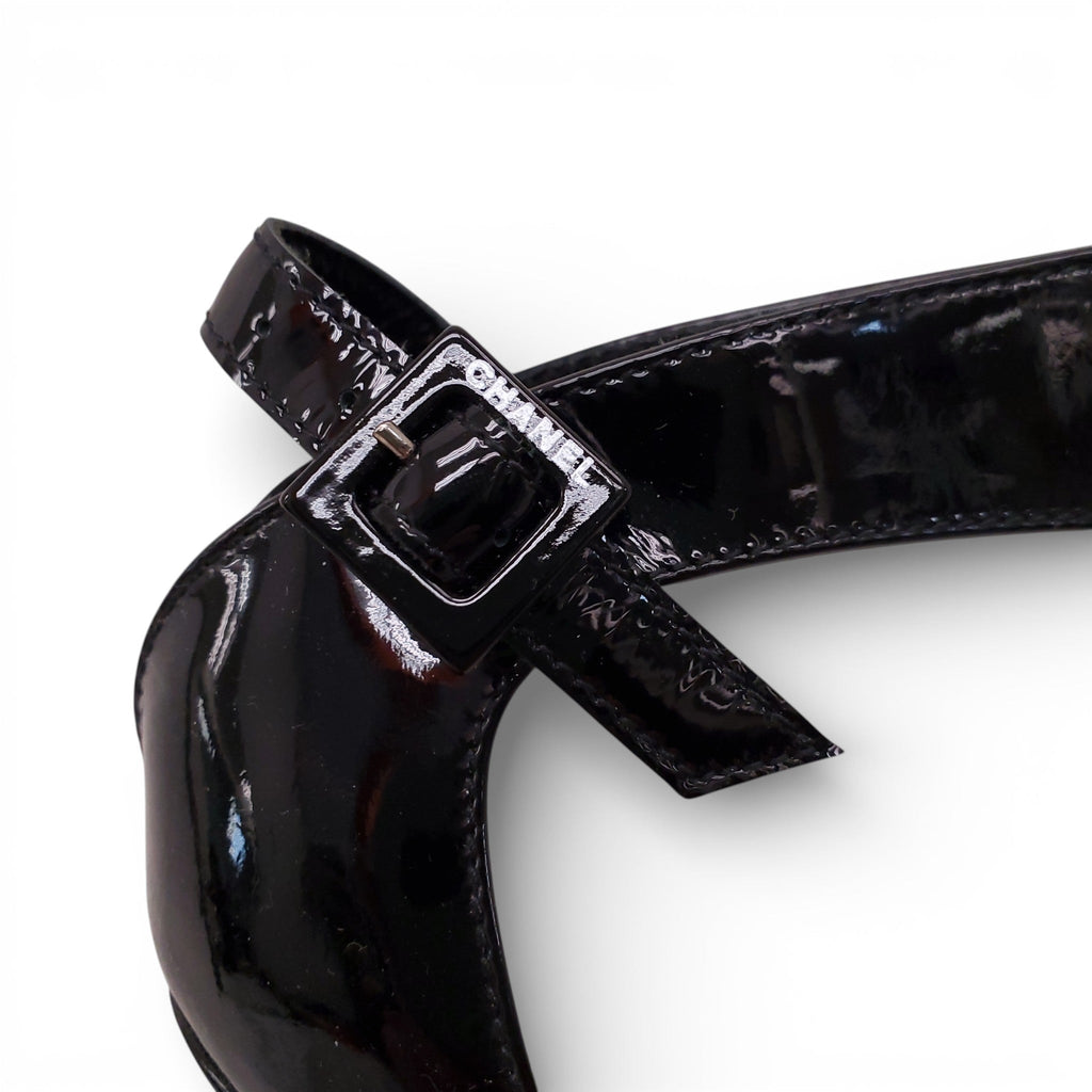 CHANEL BLACK PATENT AND WHITE LEATHER BOOTIES - SIZE 37.5