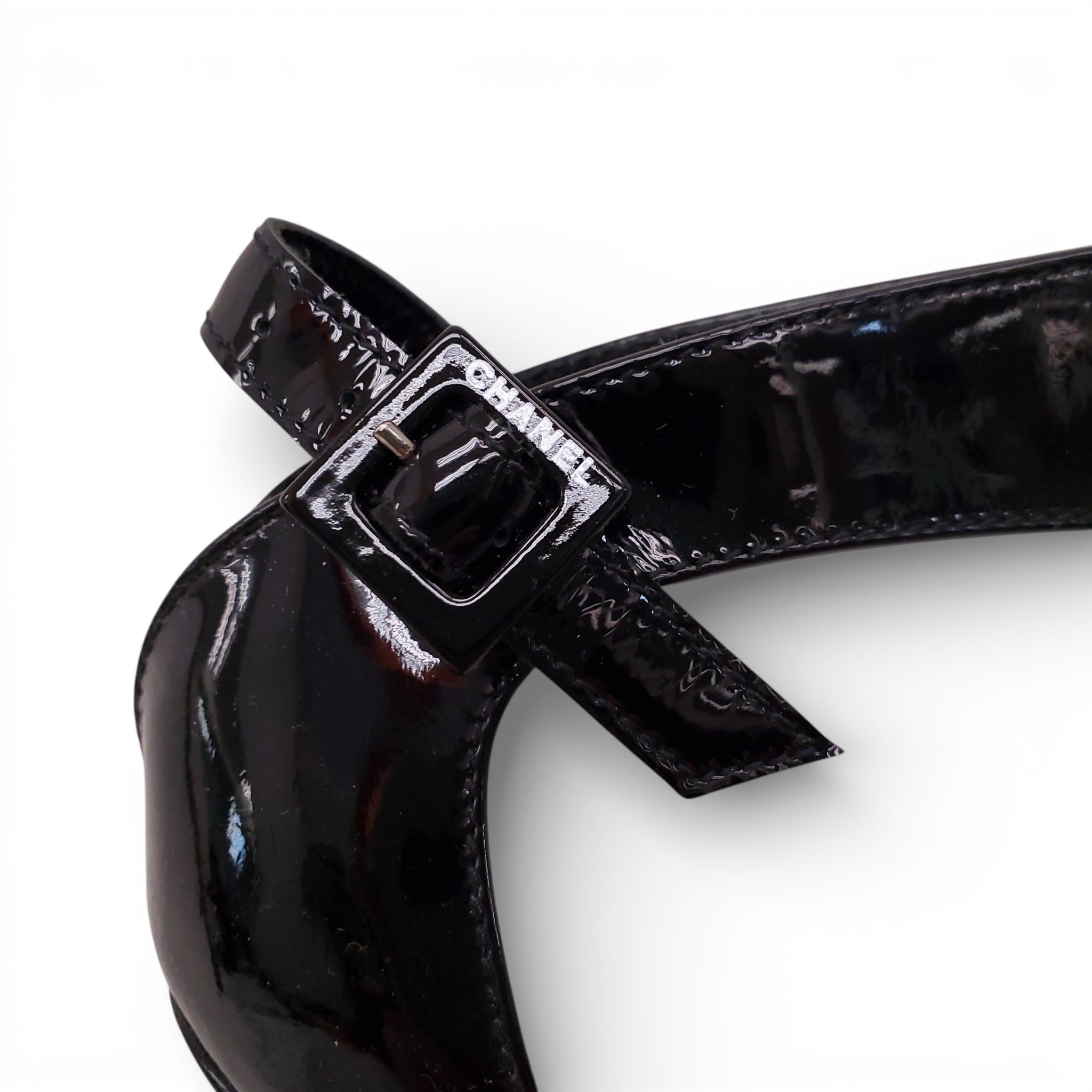 CHANEL BLACK PATENT AND WHITE LEATHER BOOTIES - SIZE 37.5