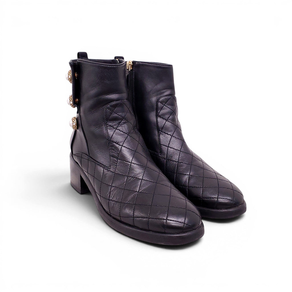 CHANEL BLACK QUILTED LEATHER BOOTS WITH PEARL DETAILS - SIZE 40