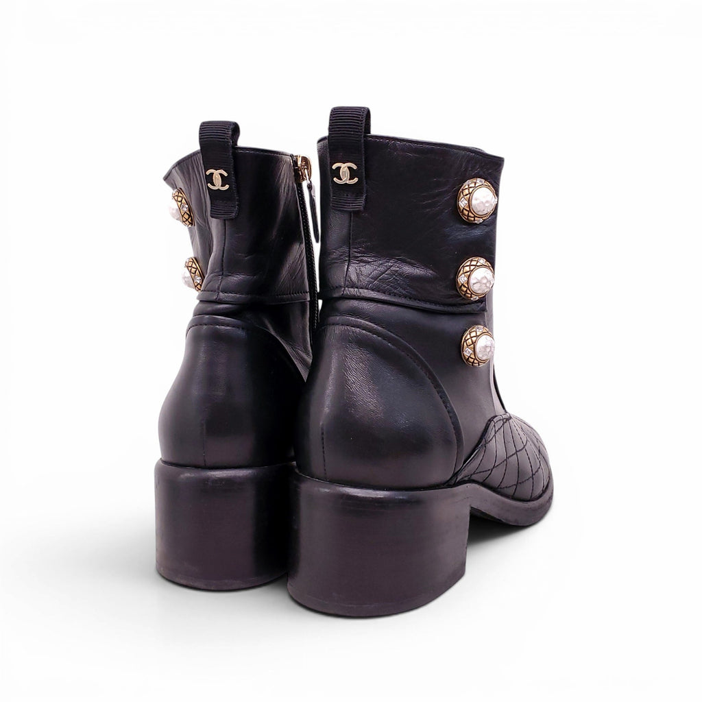 CHANEL BLACK QUILTED LEATHER BOOTS WITH PEARL DETAILS - SIZE 40
