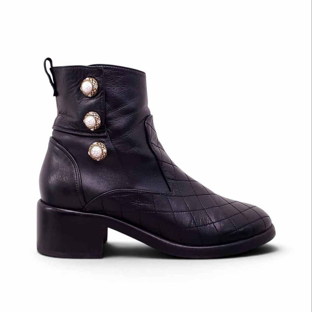 CHANEL BLACK QUILTED LEATHER BOOTS WITH PEARL DETAILS - SIZE 40