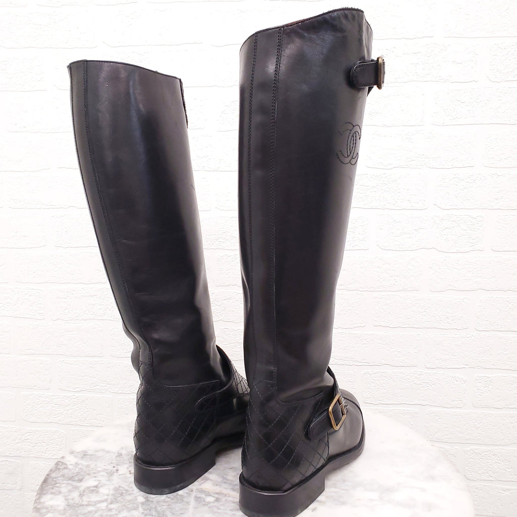CHANEL BLACK QUILTED RIDING BOOTS WITH BUCKLES - SIZE 39.5