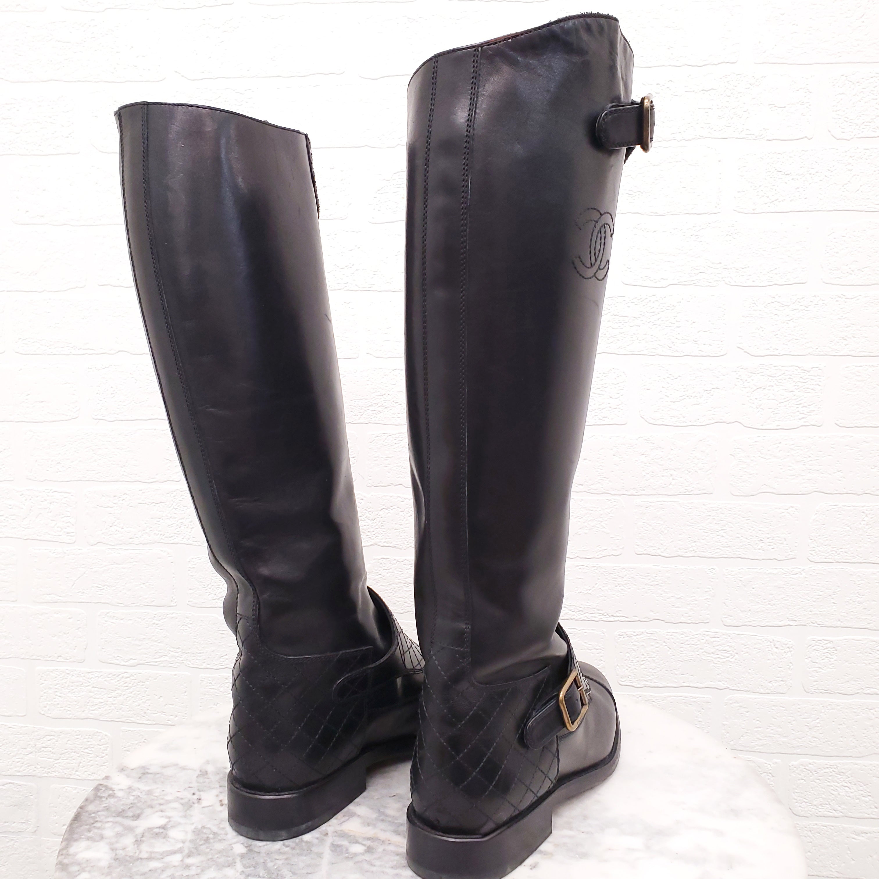 CHANEL BLACK QUILTED RIDING BOOTS WITH BUCKLES - SIZE 39.5