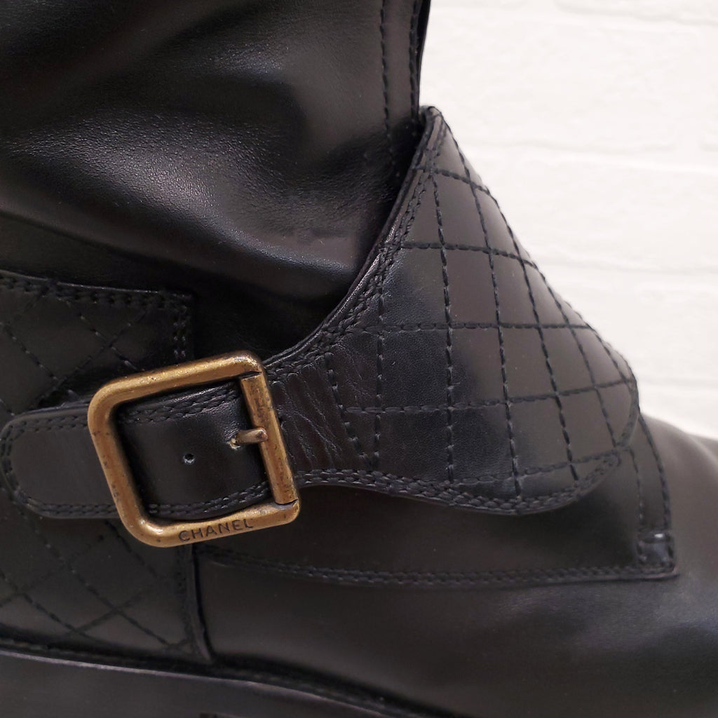 CHANEL BLACK QUILTED RIDING BOOTS WITH BUCKLES - SIZE 39.5